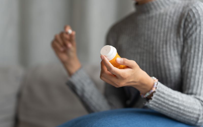 Trong trường hợp bã đậu amidan có kèm theo tình trạng nhiễm trùng hay không mà bác sĩ có thể chỉ định sử dụng thuốc phù hợp