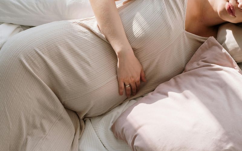 Để giảm nguy cơ sinh non mẹ bầu cần nghỉ ngơi, chọn tư thế nằm hợp lý để giảm áp lực lên tử cung