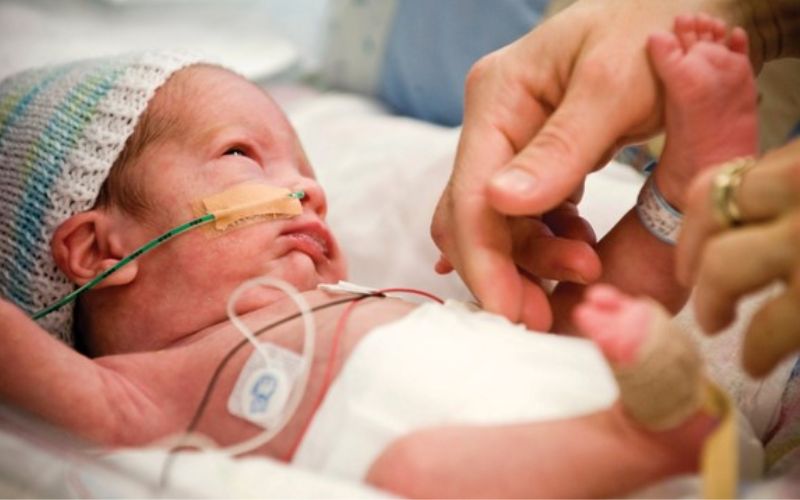 Sinh non là tình trạng em bé chào đời khi thai kỳ mới từ tuần thứ 22 đến trước tuần thứ 37