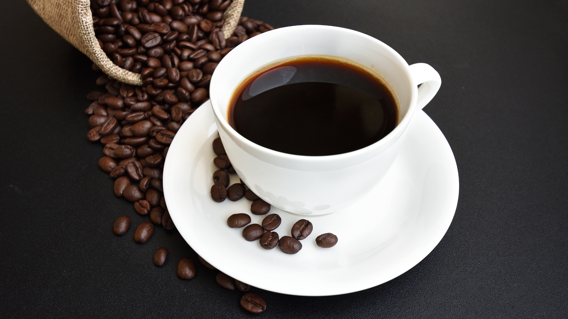 Việc sử dụng quá nhiều đồ uống chứa caffeine có thể ảnh hưởng đến cân bằng nước và điện giải trong cơ thể