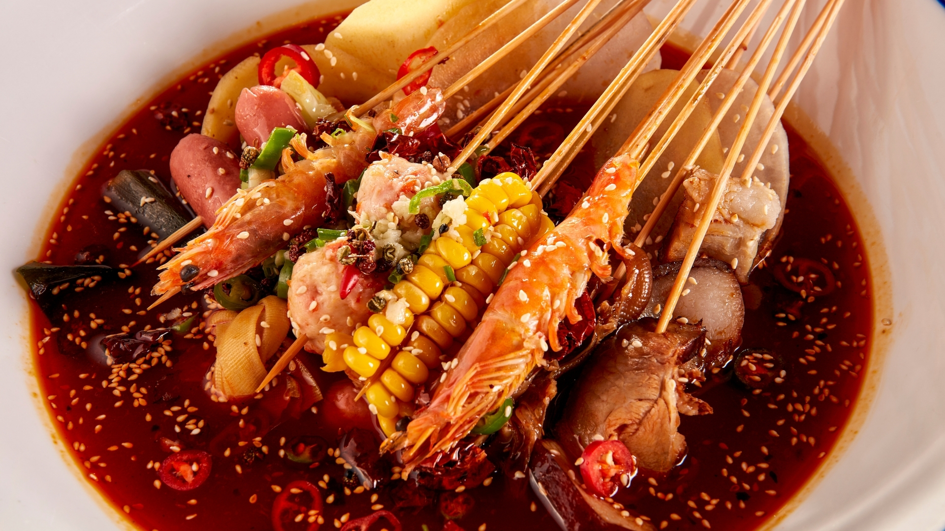 Các món ăn cay nóng như ớt, tiêu hoặc gia vị kích thích có thể làm tăng nhiệt cơ thể và kích thích tuần hoàn máu mạnh hơn tại vùng da viêm