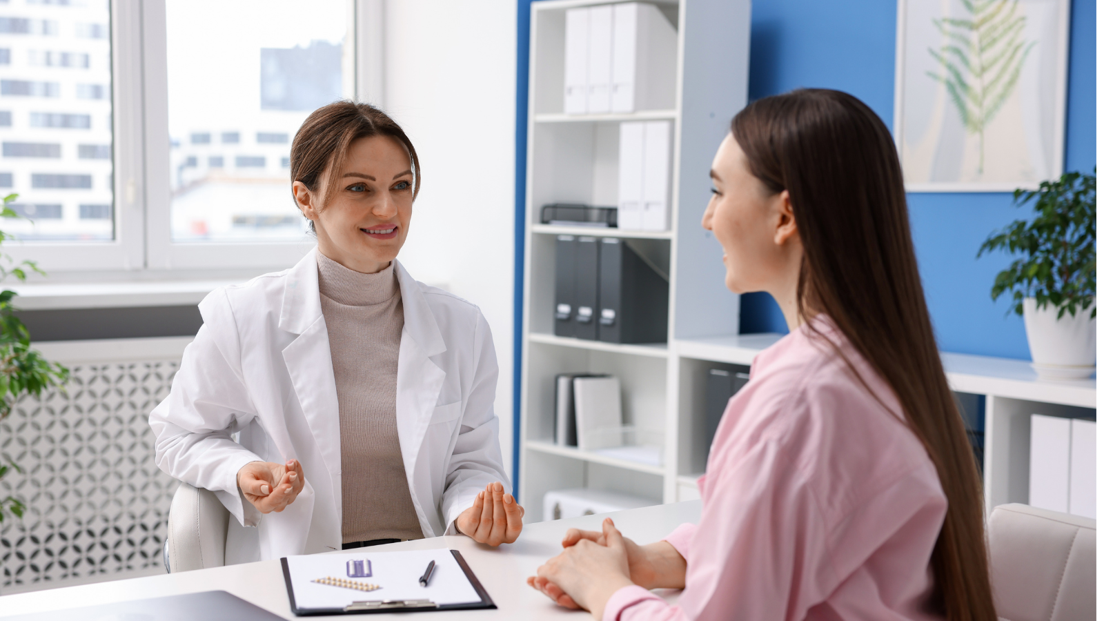 Hãy gặp bác sĩ để được tư vấn đầy đủ các mũi tiêm phòng cần thiết