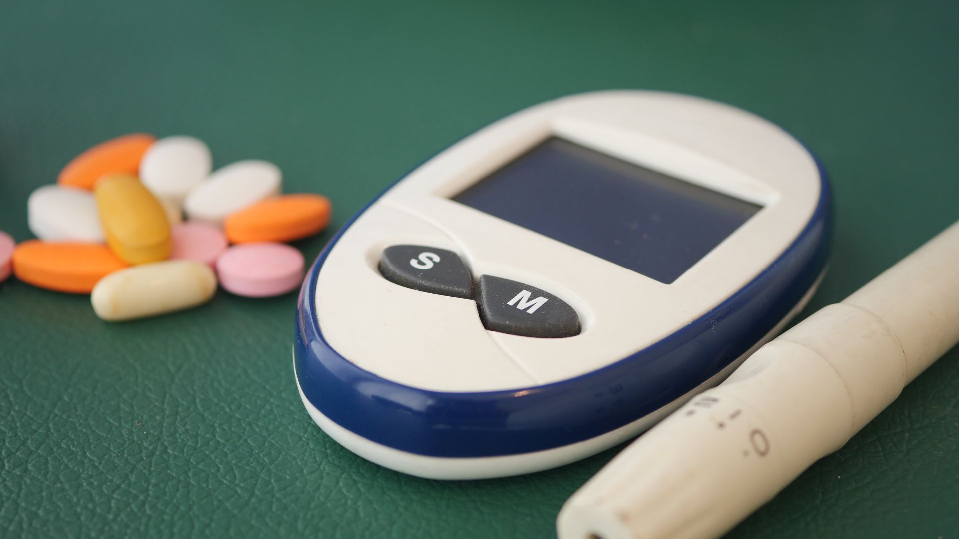 Người bệnh cần dùng thuốc hạ đường huyết đúng liều, đúng thời điểm để kiểm soát hiệu quả chỉ số HbA1c