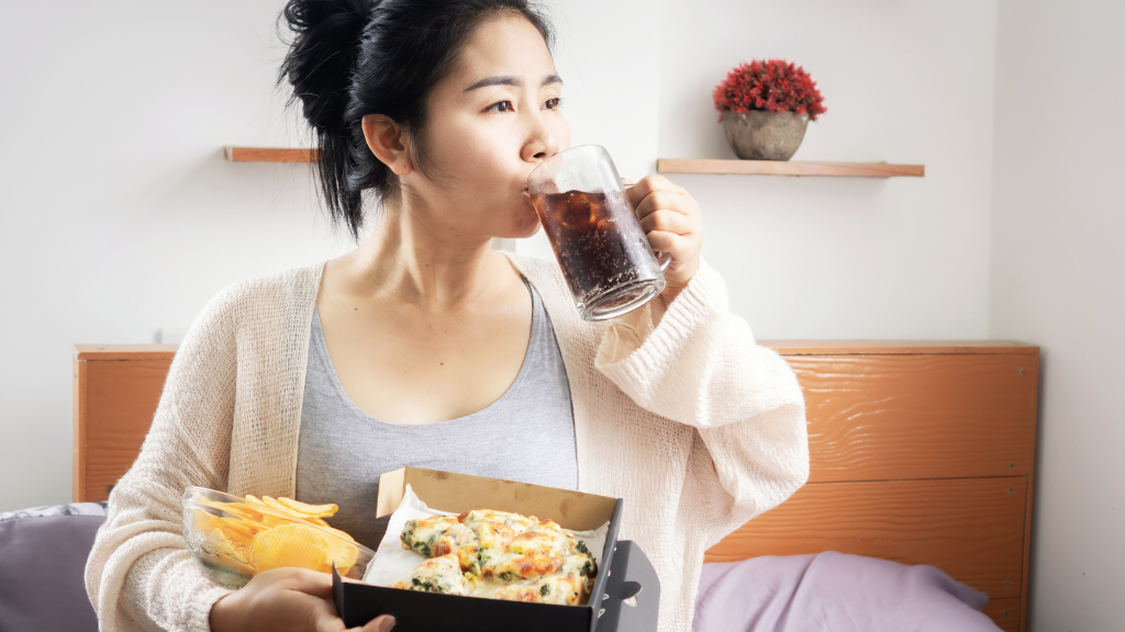 Ăn nhiều chất béo bão hòa và chất béo trans (thịt đỏ, đồ chiên rán, đồ ăn nhanh) làm tăng LDL