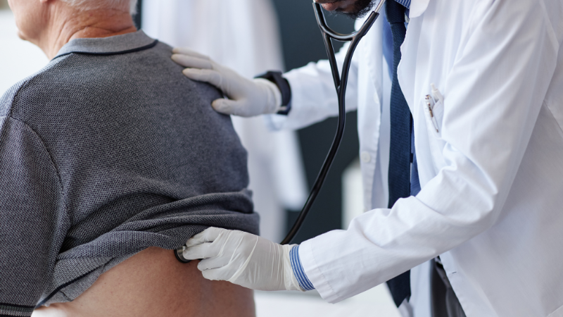 Hen phế quản và viêm phế quản đều ảnh hưởng đến đường thở nhưng cơ chế bệnh không giống nhau