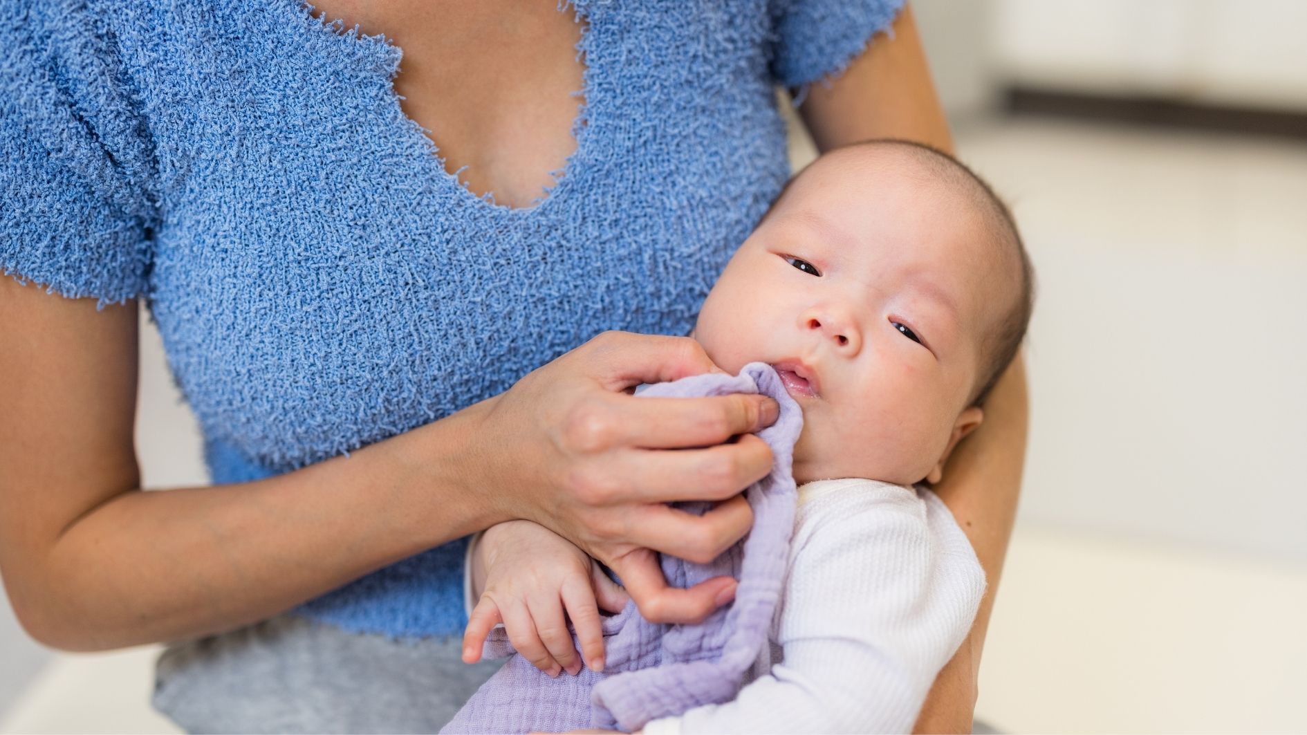 Trẻ thường xuyên bị nôn ói là dấu hiệu dễ nhận biết