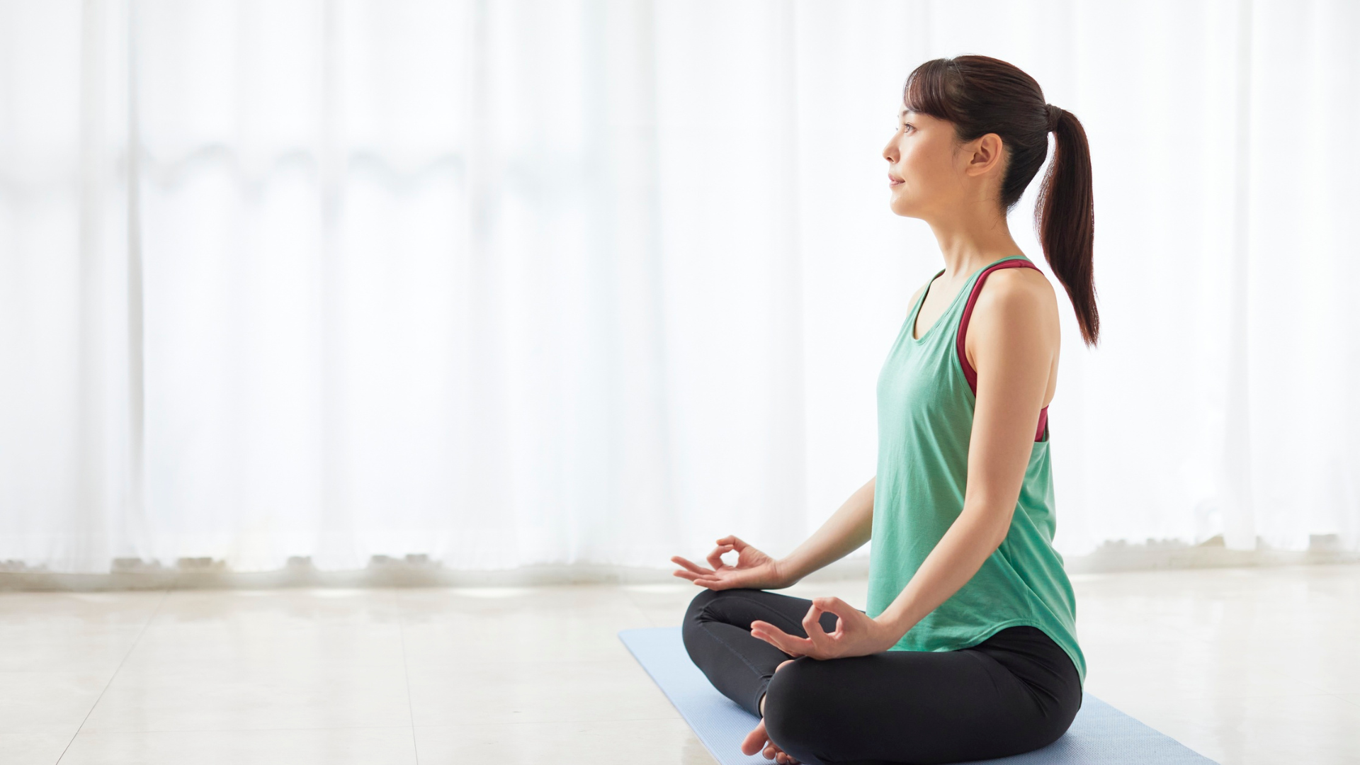 Vận động nhẹ nhàng mỗi ngày như đi bộ, yoga cho bà bầu, hít thở sâu giúp tăng nhu động ruột