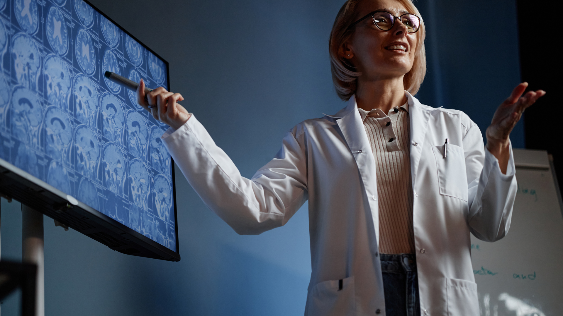 CT sọ não giúp đánh giá chi tiết cấu trúc xương sọ, phát hiện gãy xương lõm, khối u hoặc tổn thương xương