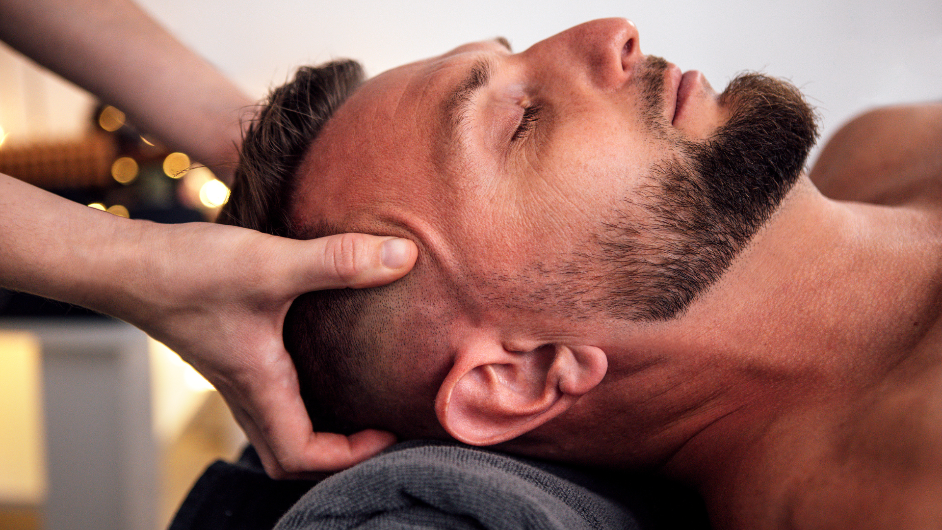 Không nên tự ý xoa bóp, day ấn hoặc nắn chỉnh vùng đầu bị lõm