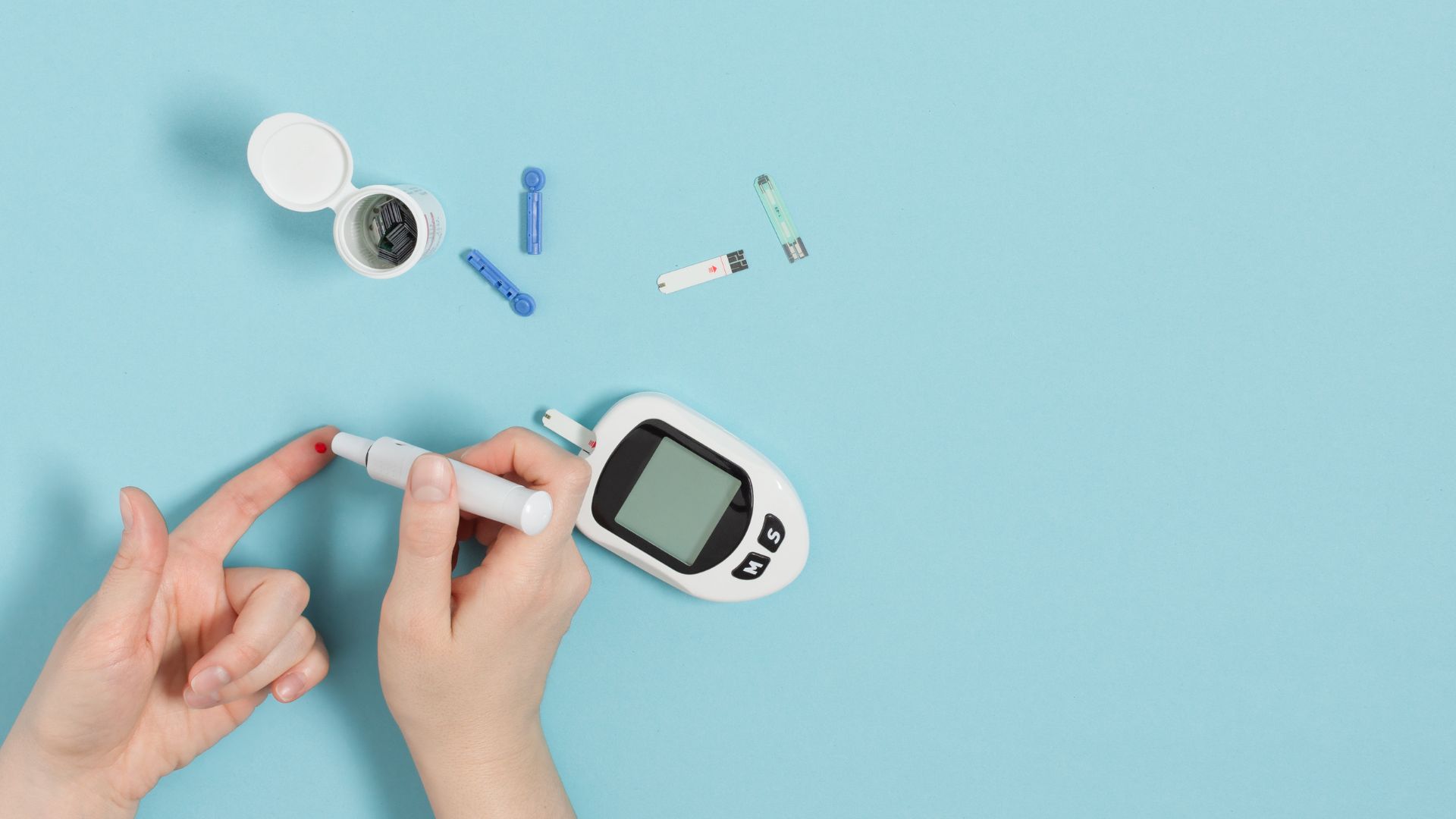 Theo dõi đường huyết thường xuyên giúp phát hiện sớm các thay đổi bất thường