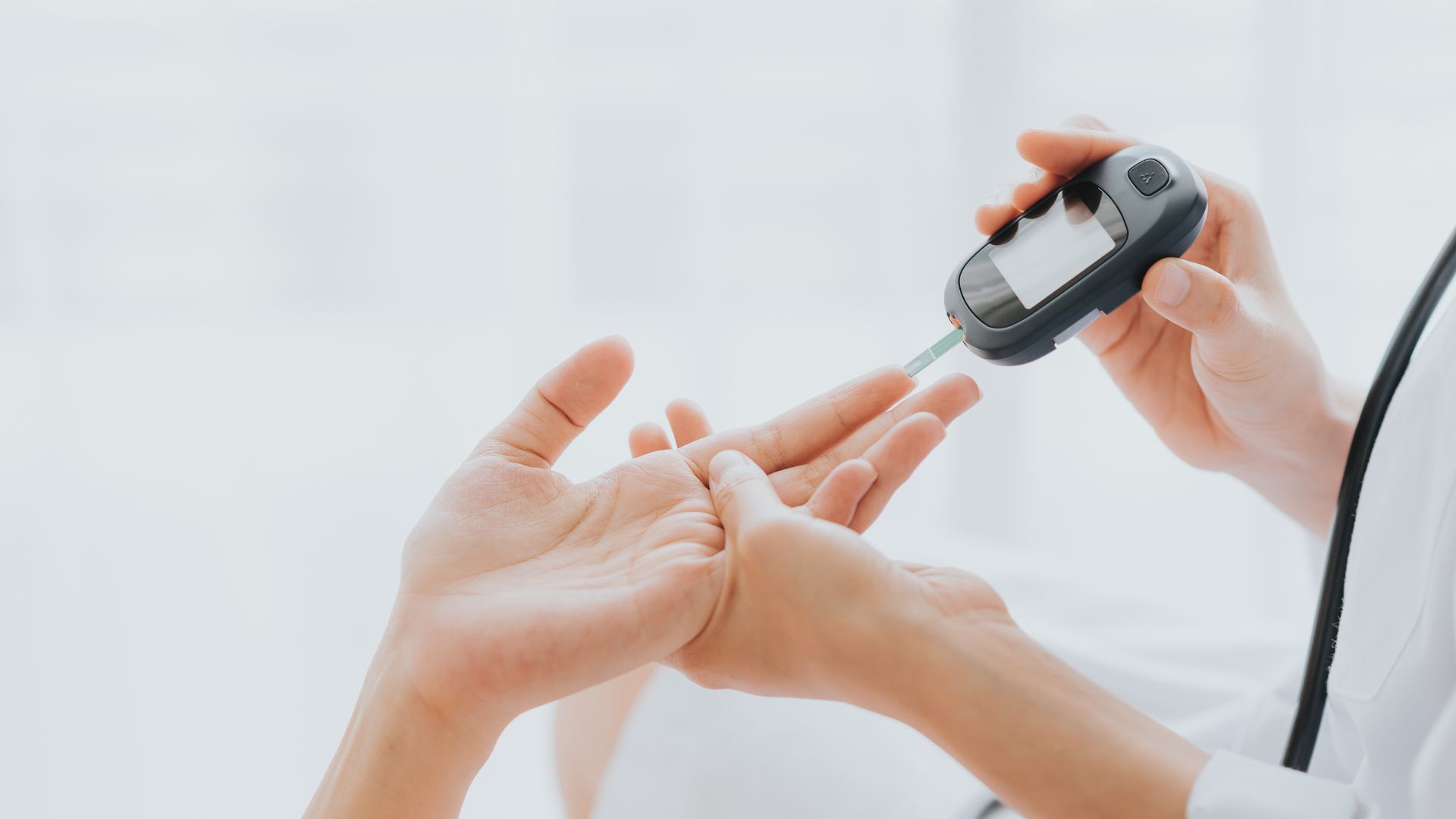 Tái khám định kỳ giúp điều chỉnh liều insulin phù hợp và đảm bảo an toàn