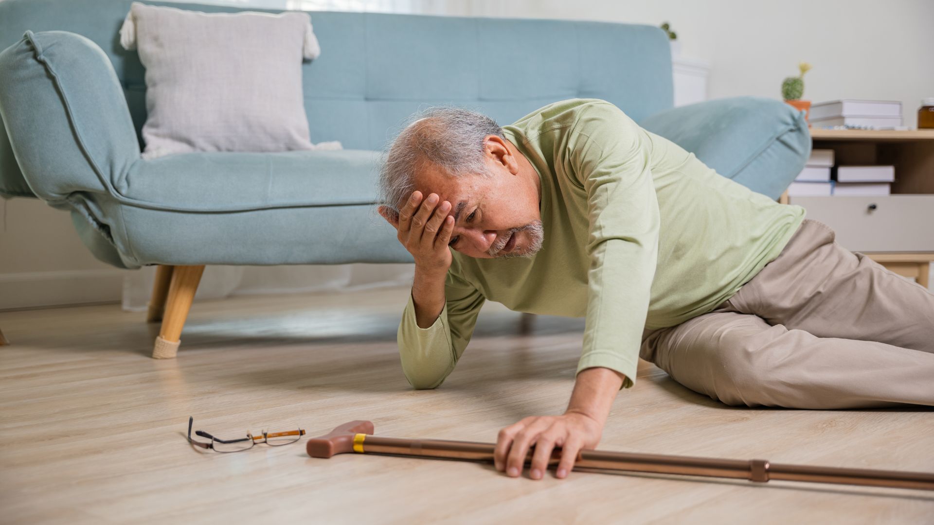 Một cú ngã nhẹ cũng có thể dẫn đến gãy xương nghiêm trọng ở người cao tuổi