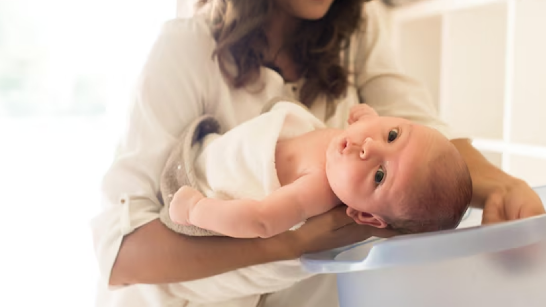Giữ vùng da đầu của trẻ sạch sẽ, khô ráo khi chăm sóc trẻ tại nhà