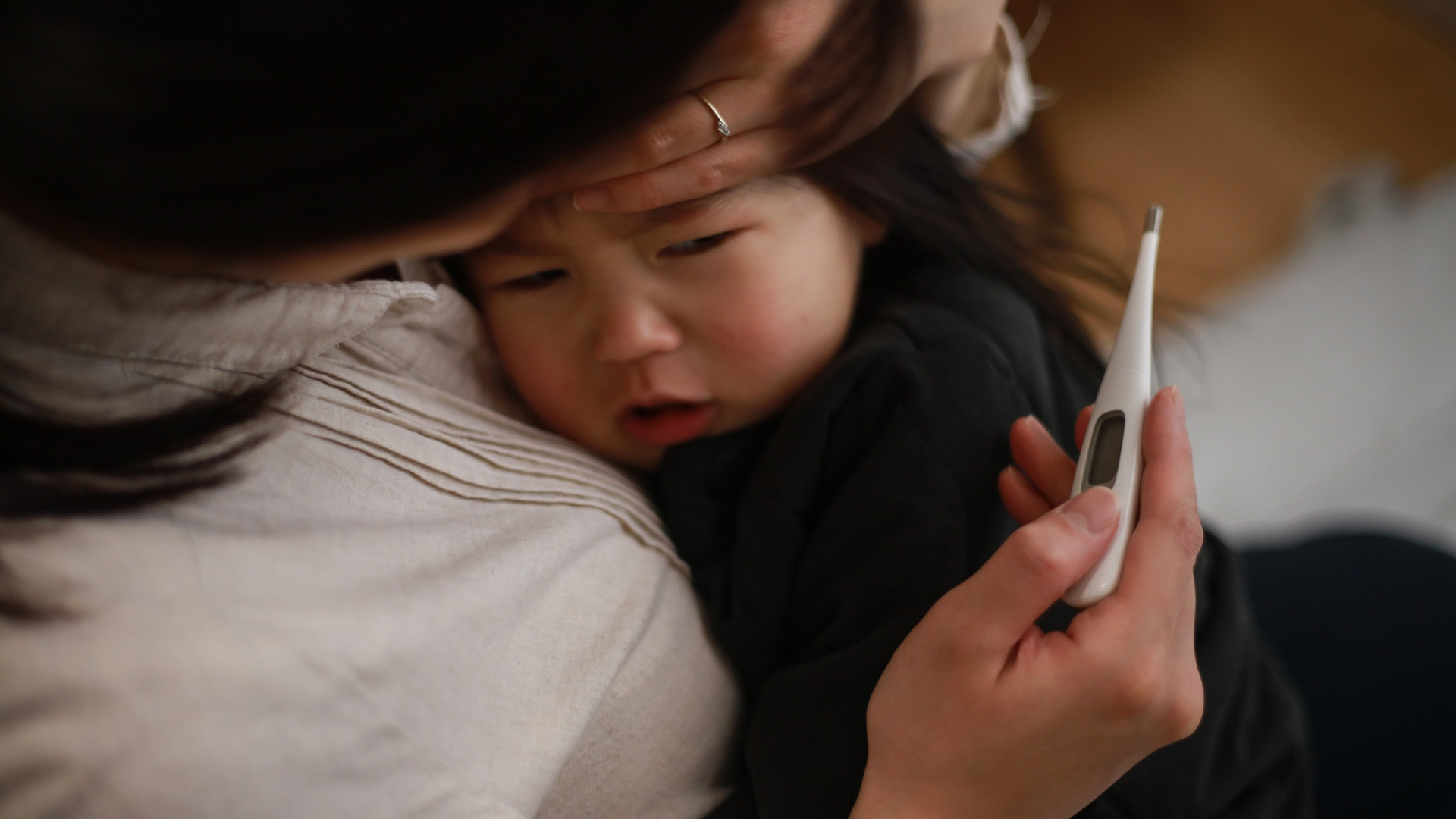 Sốt thường gặp ở bệnh tay chân miệng