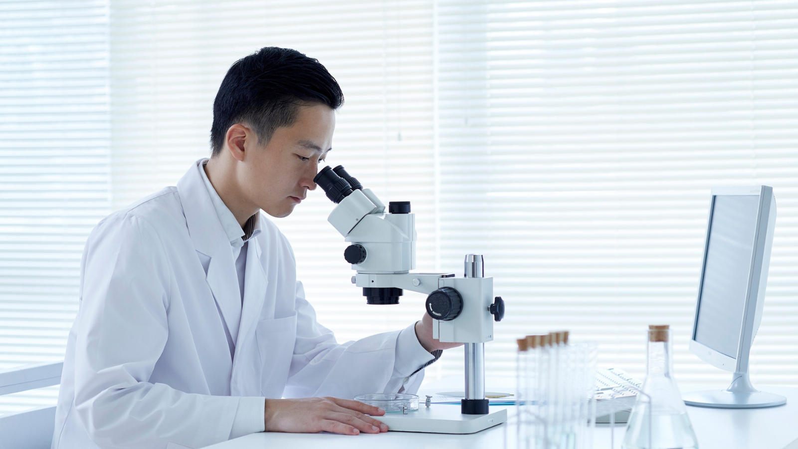 Việc nhận diện hình ảnh nấm Candida soi tươi dưới kính hiển vi là một kỹ thuật chẩn đoán quan trọng