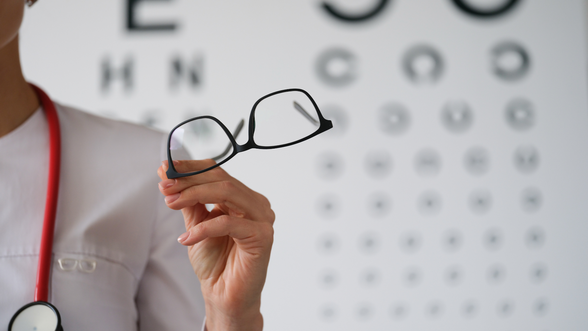 Hình ảnh người loạn thị nhìn thấy thường bị mờ, nhòe, méo hoặc biến dạng rõ rệt ở mọi khoảng cách