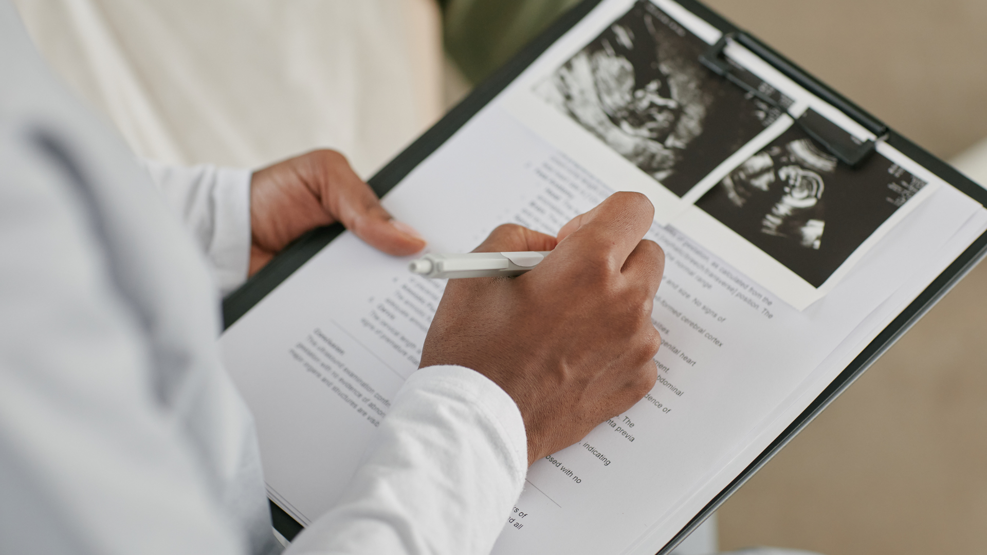 Việc theo dõi nang trứng cần được thực hiện tại cơ sở y tế và dưới sự hướng dẫn của bác sĩ