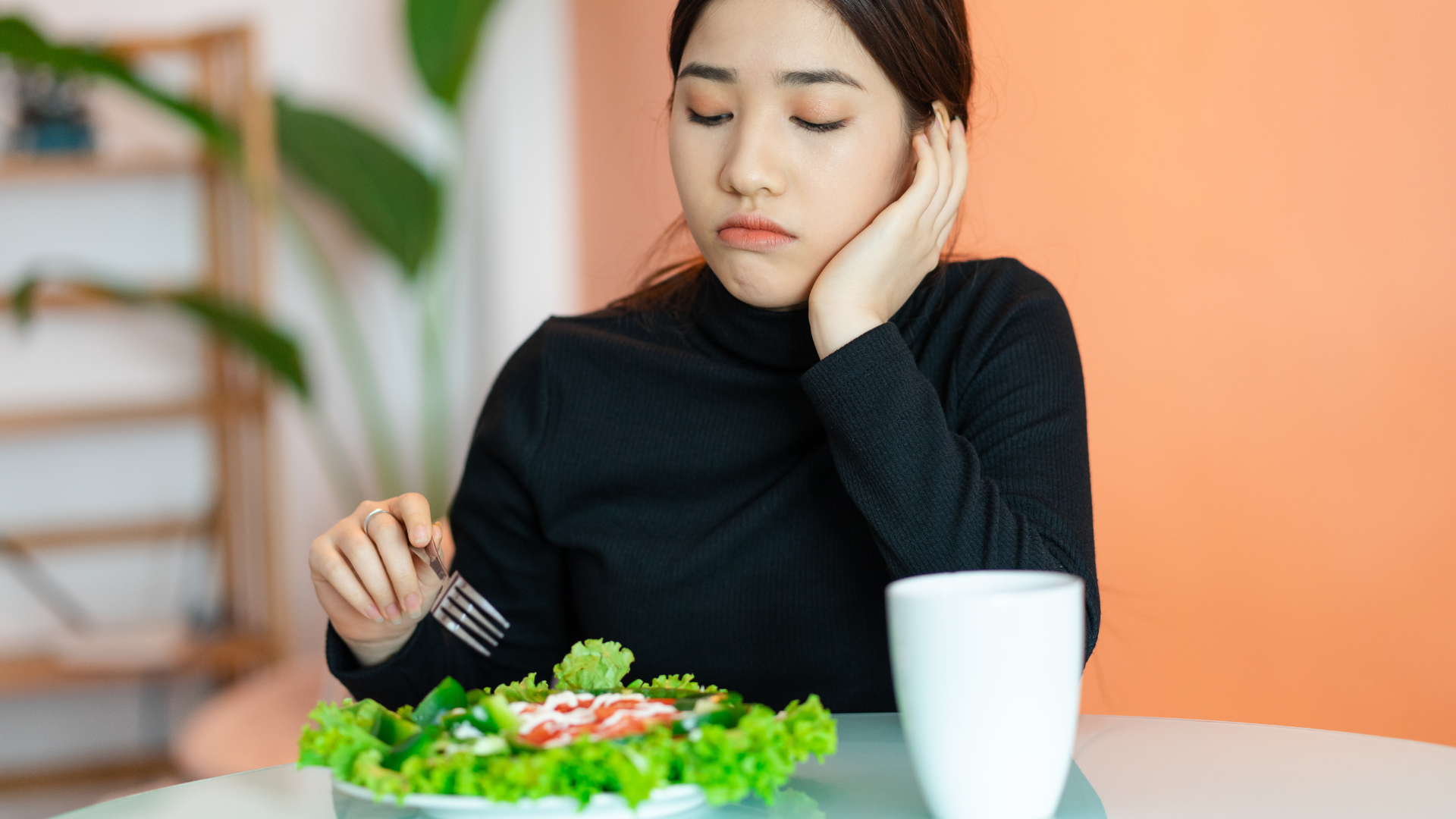 Viêm niêm mạc miệng có thể gây đau rát khi ăn uống