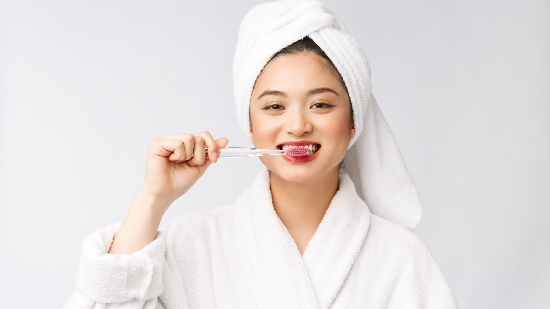 Vệ sinh răng miệng đúng cách để giúp giảm đau và thúc đẩy lành vết thương