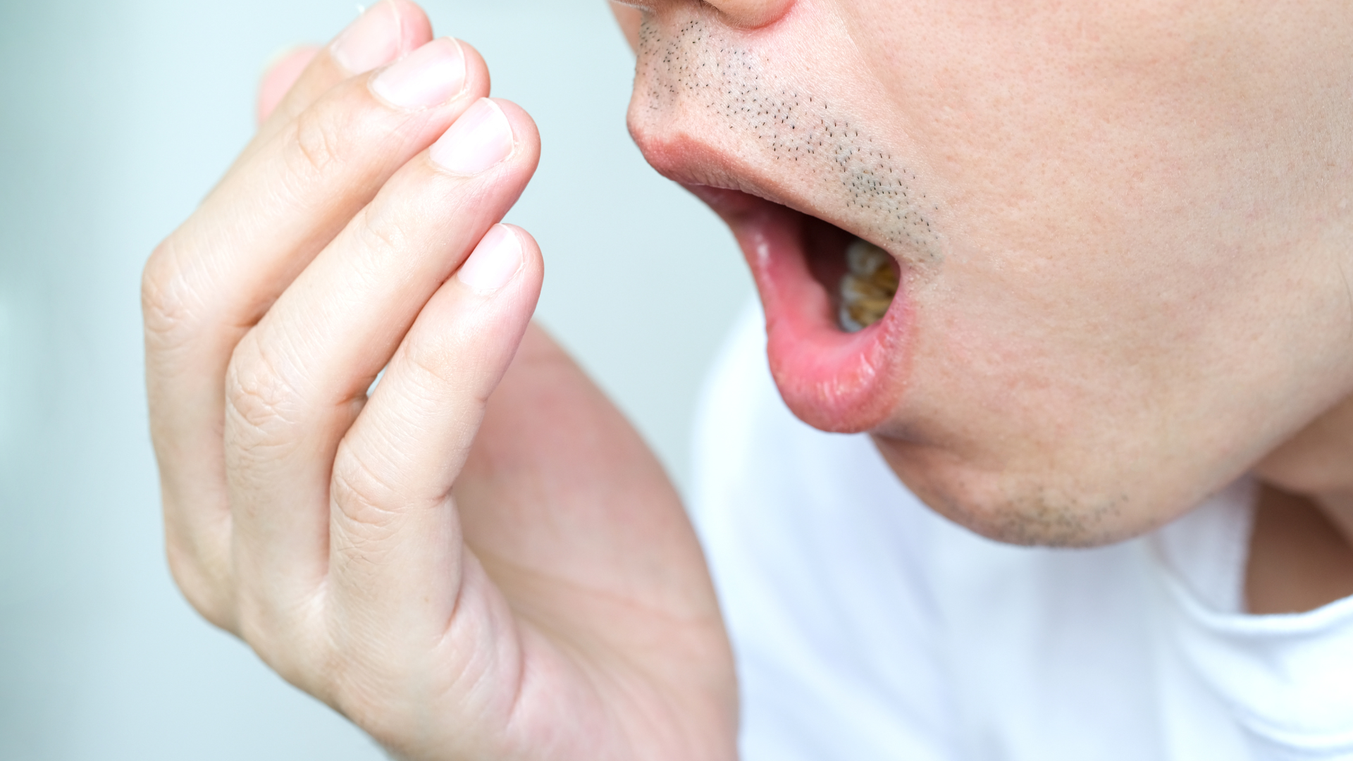 Răng viêm tủy khiến hơi thở có mùi, gây khó chịu và ảnh hưởng sinh hoạt hằng ngày