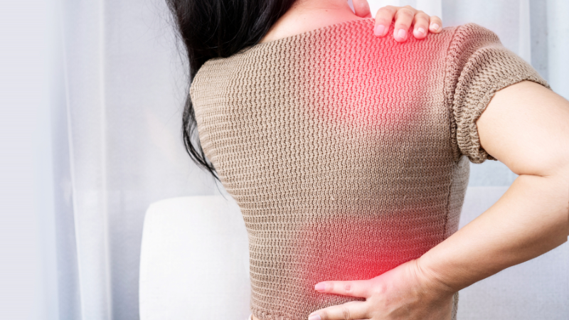 Nguyên nhân từ cơ xương, phổi, gan và túi mật có thể gây đau lưng khi hít thở