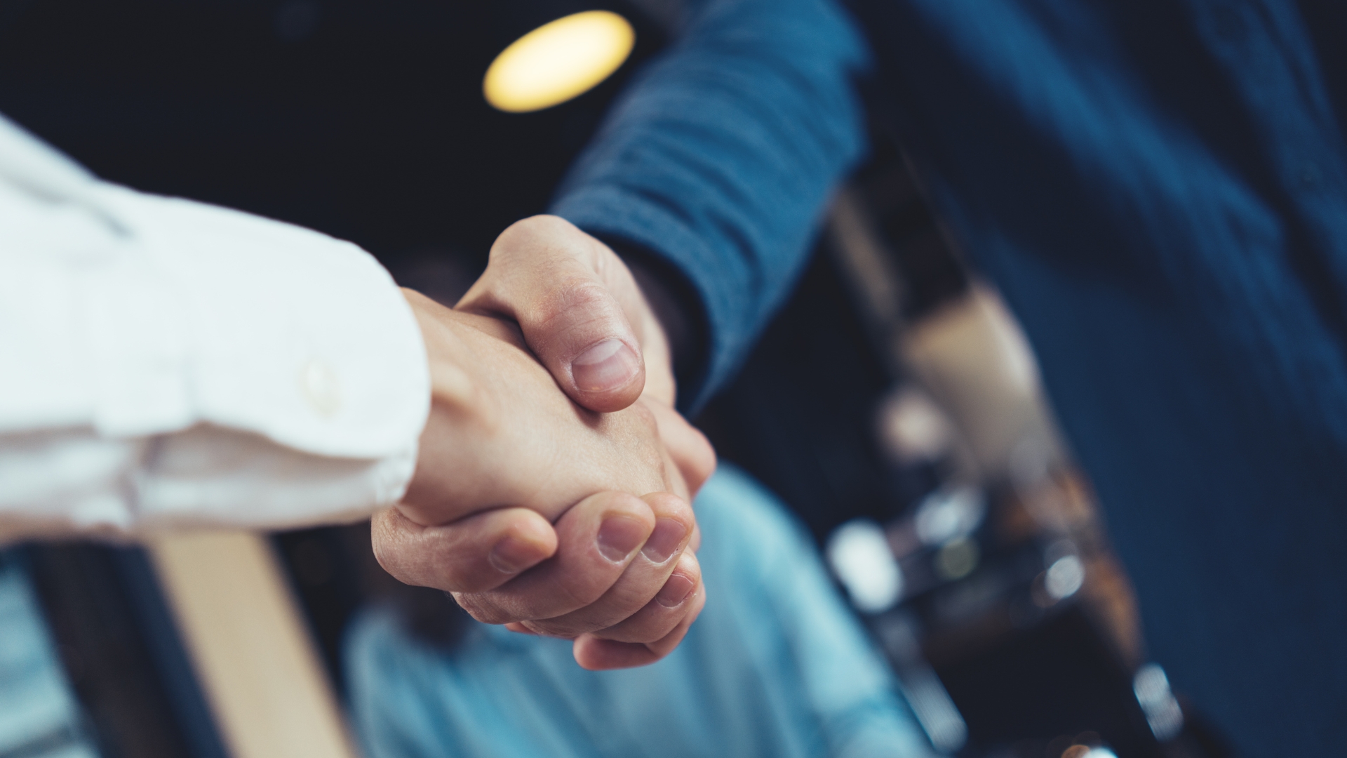 Virus HIV không lây qua tiếp xúc thông thường như bắt tay, ôm hôn xã giao