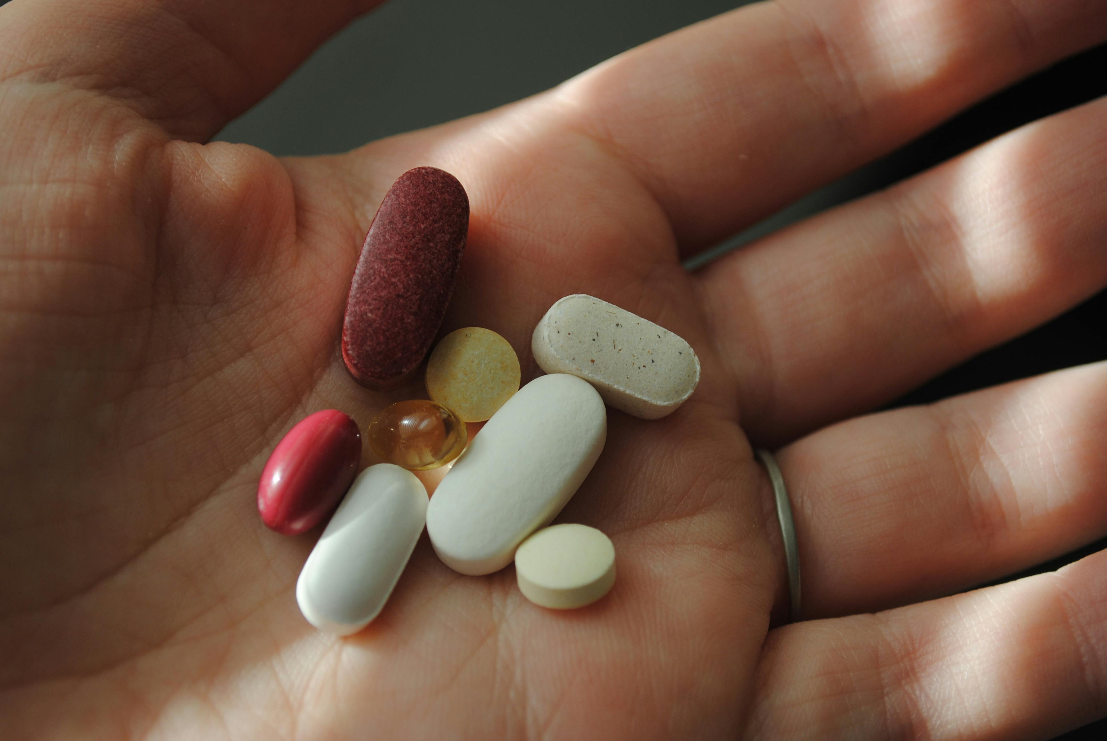 HIV có lây qua vết xước nhỏ không? Cần làm gì khi biết mình bị nhiễm HIV? 4