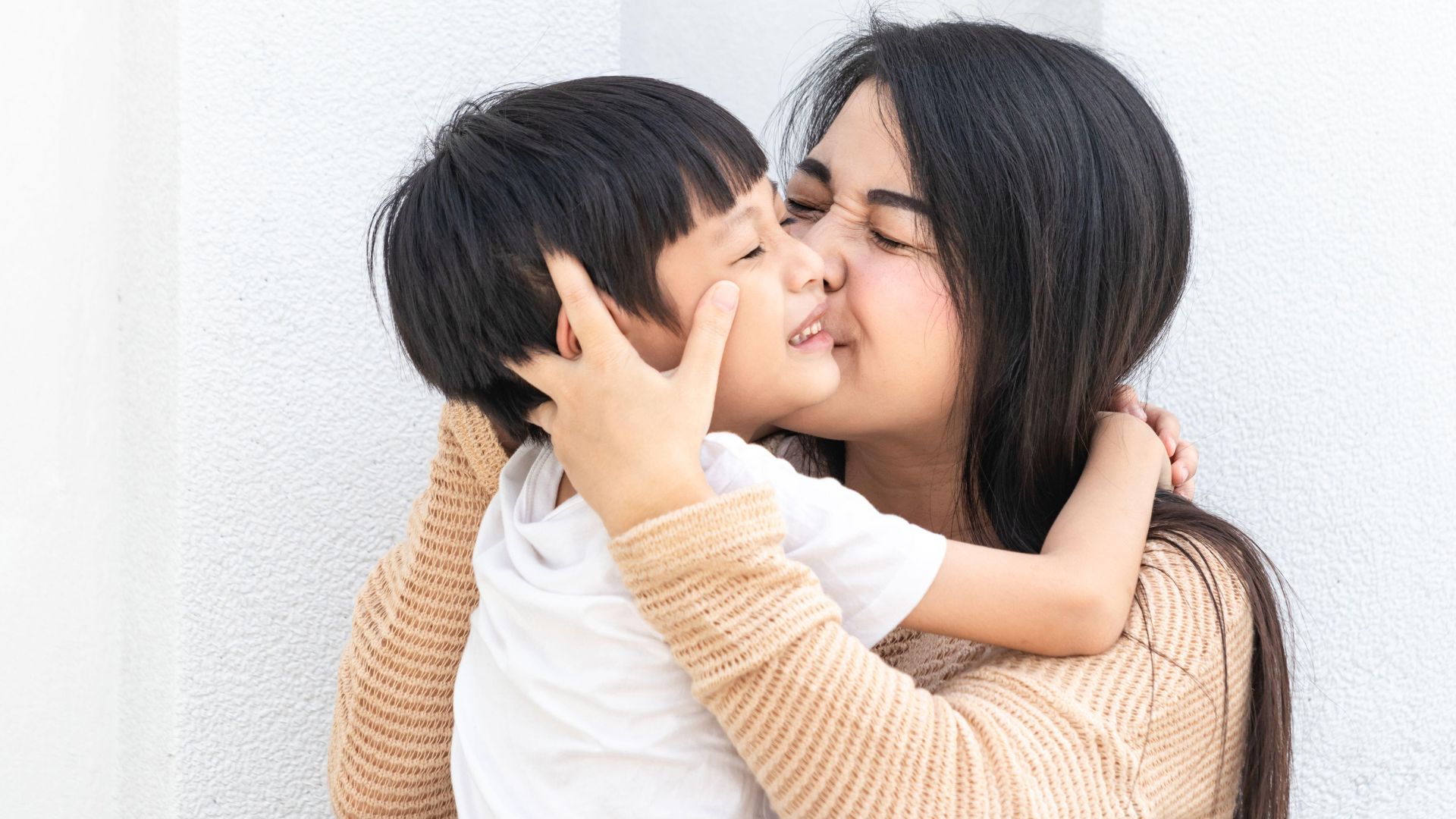 HIV không lây qua đường nào thông thường như ôm, hôn