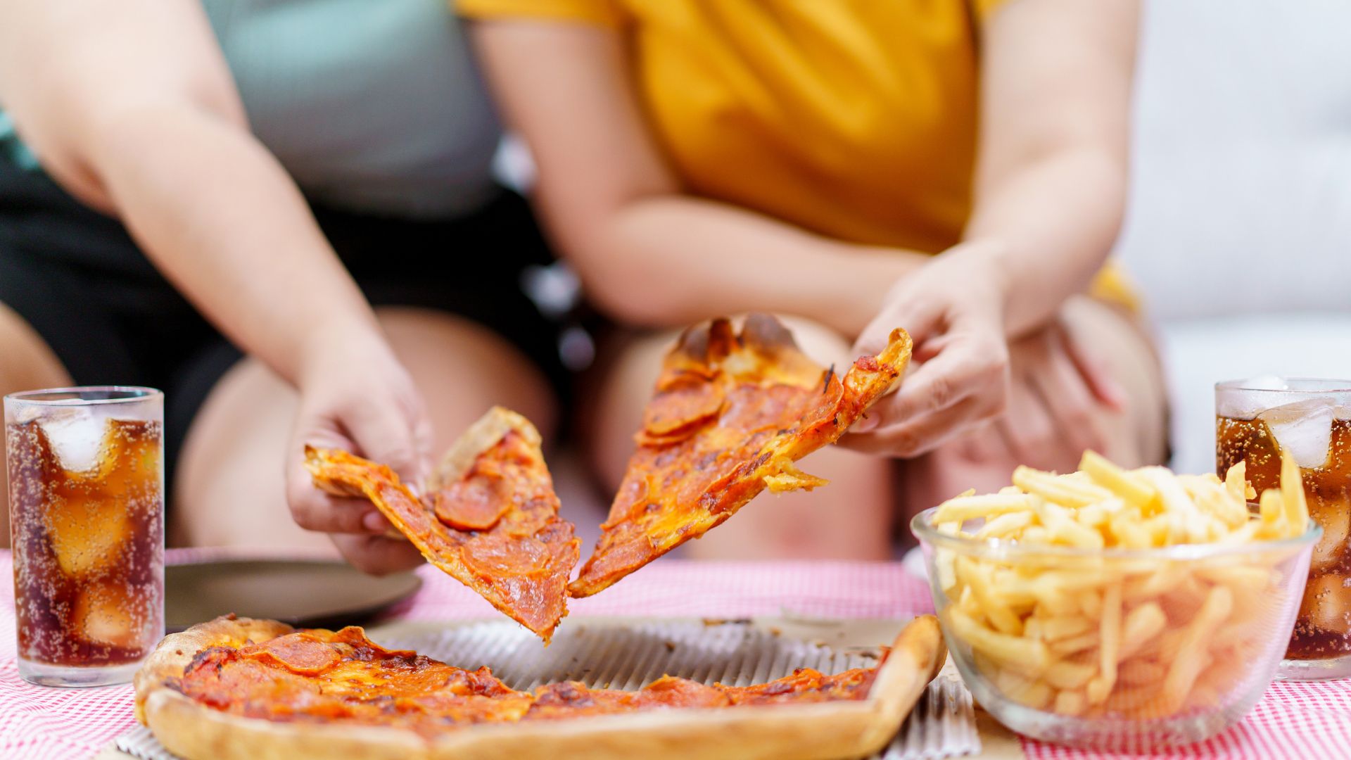 Ăn uống chung với người nhiễm HIV cũng không thể gây lây nhiễm bệnh