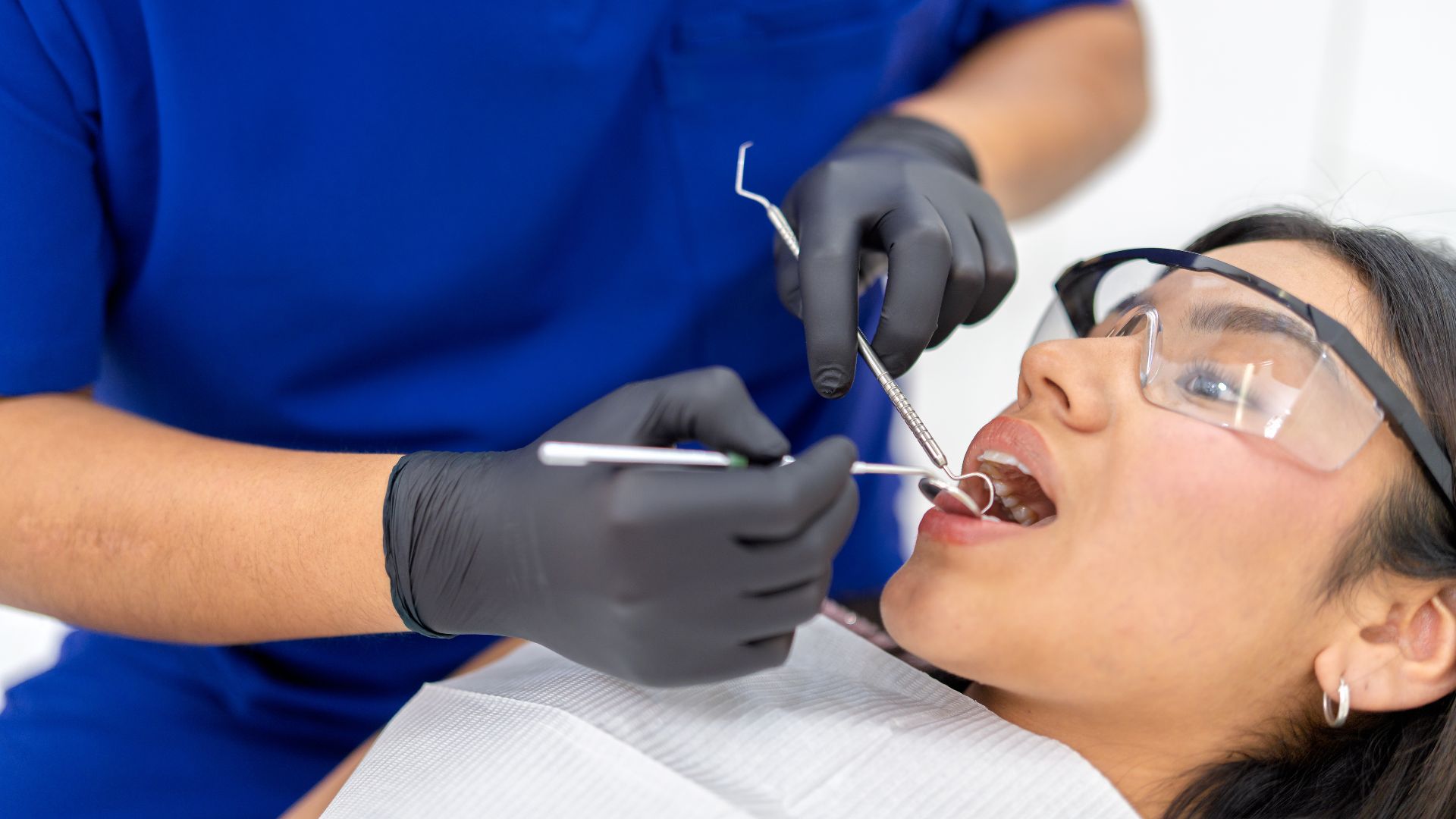 Đo độ sâu túi nha chu bằng thăm dò nhằm xác định mất bám dính lâm sàng và phát hiện túi nha chu tiềm ẩn