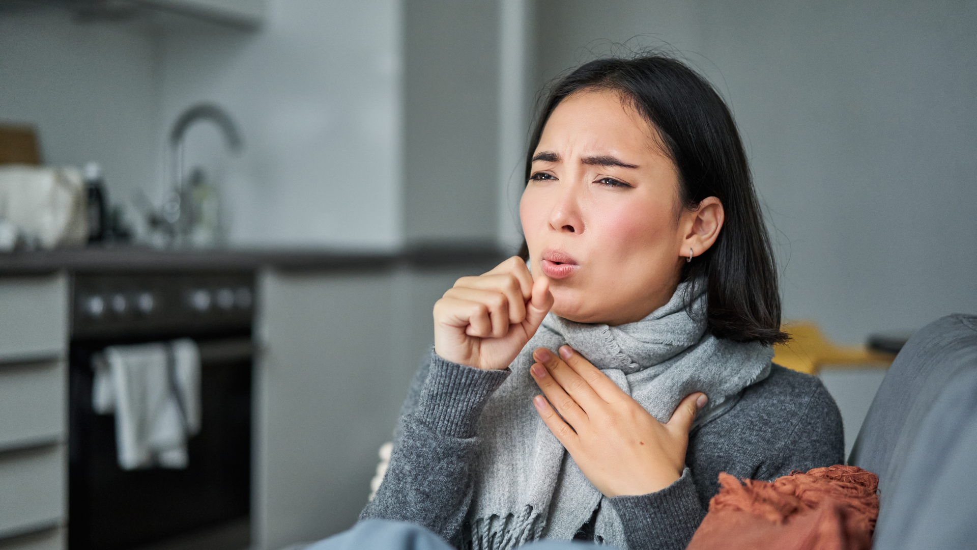 Ho dai dẳng có thể là dấu hiệu trào ngược dạ dày, khi axit và dịch tiêu hóa trào ngược lên thực quản