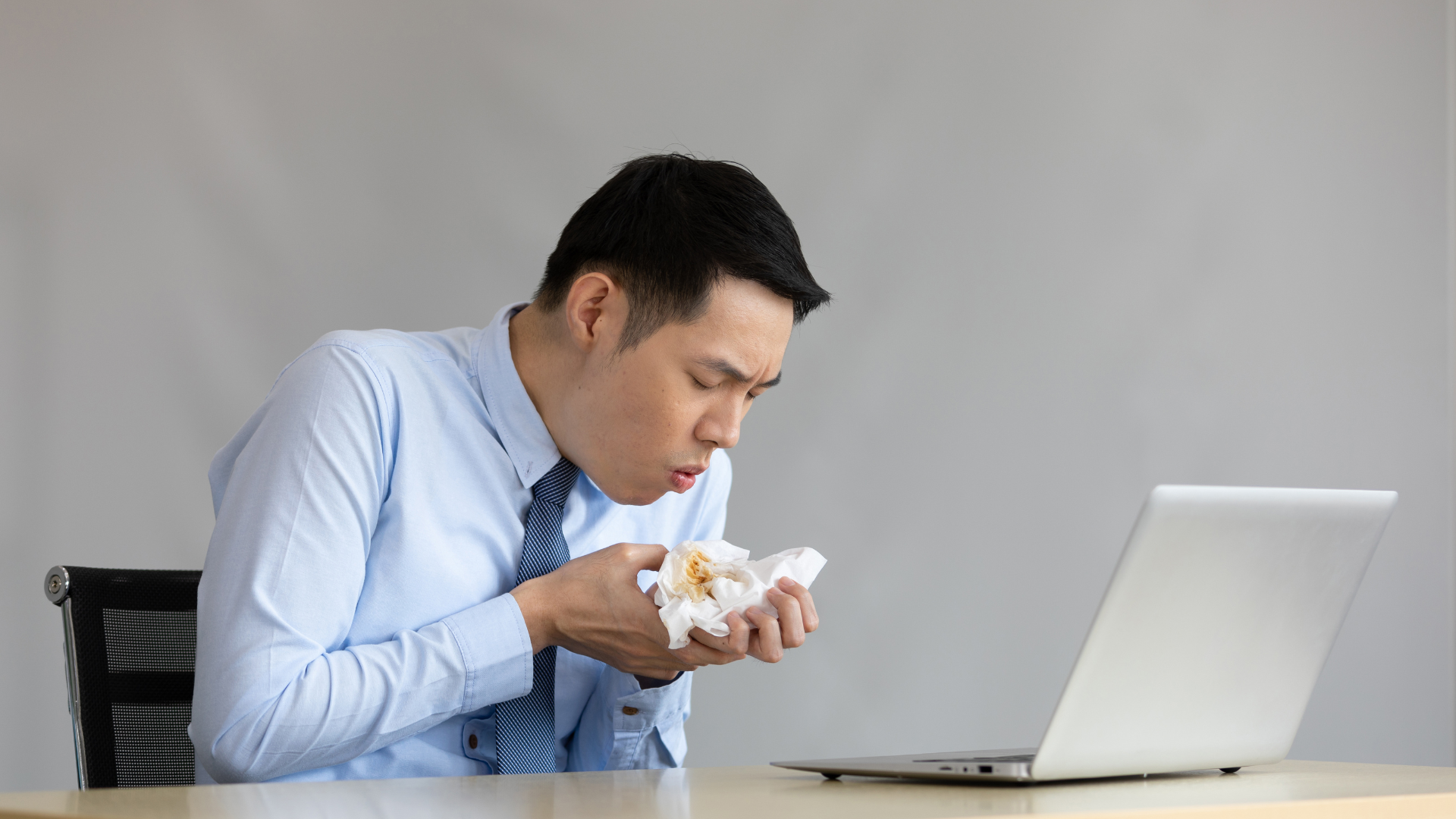 Đờm do viêm phế quản thường dính và khó tống ra ngoài