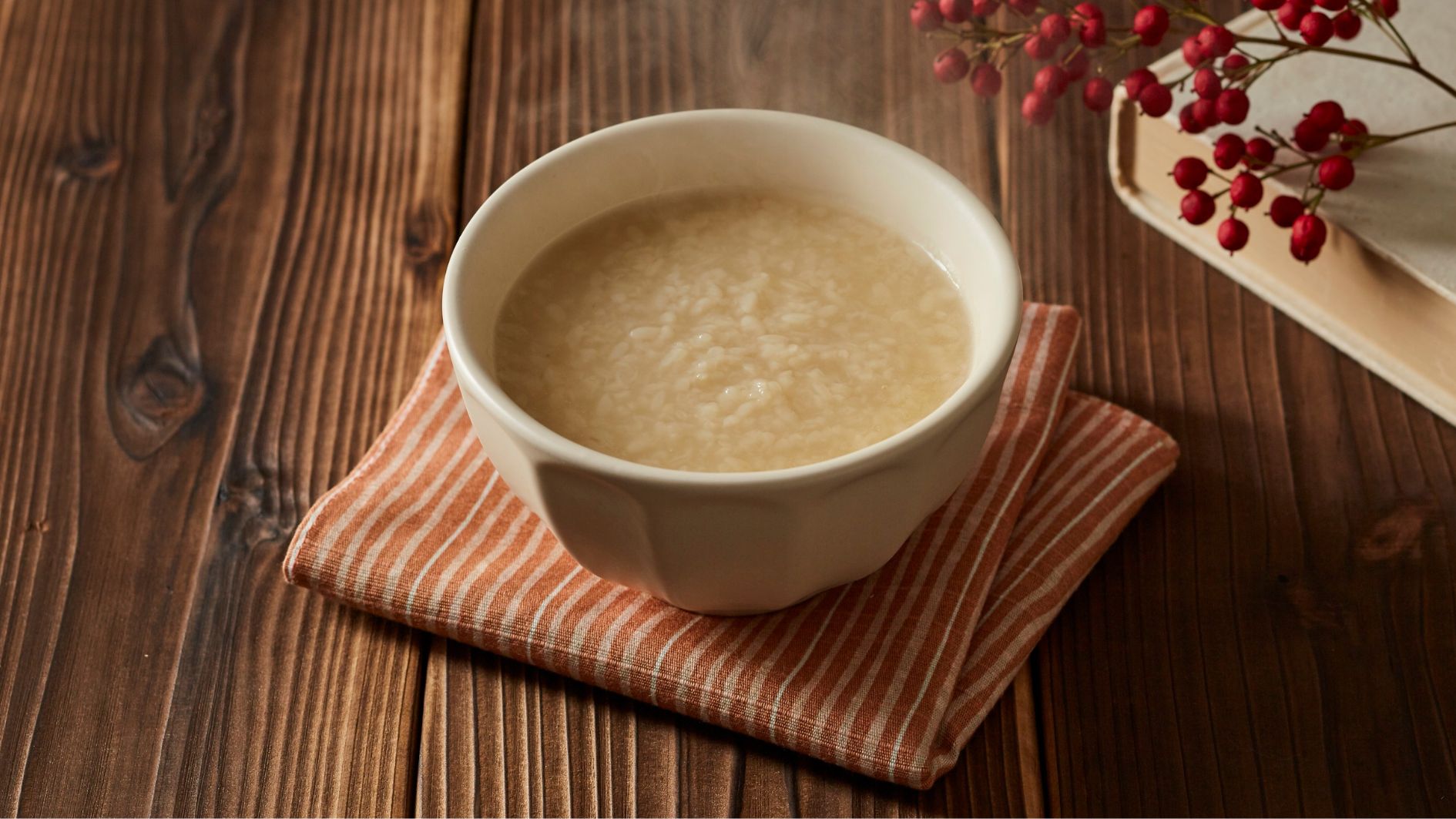 Ưu tiên các món mềm, nhẹ như cháo và súp, giúp bé dễ tiêu hóa