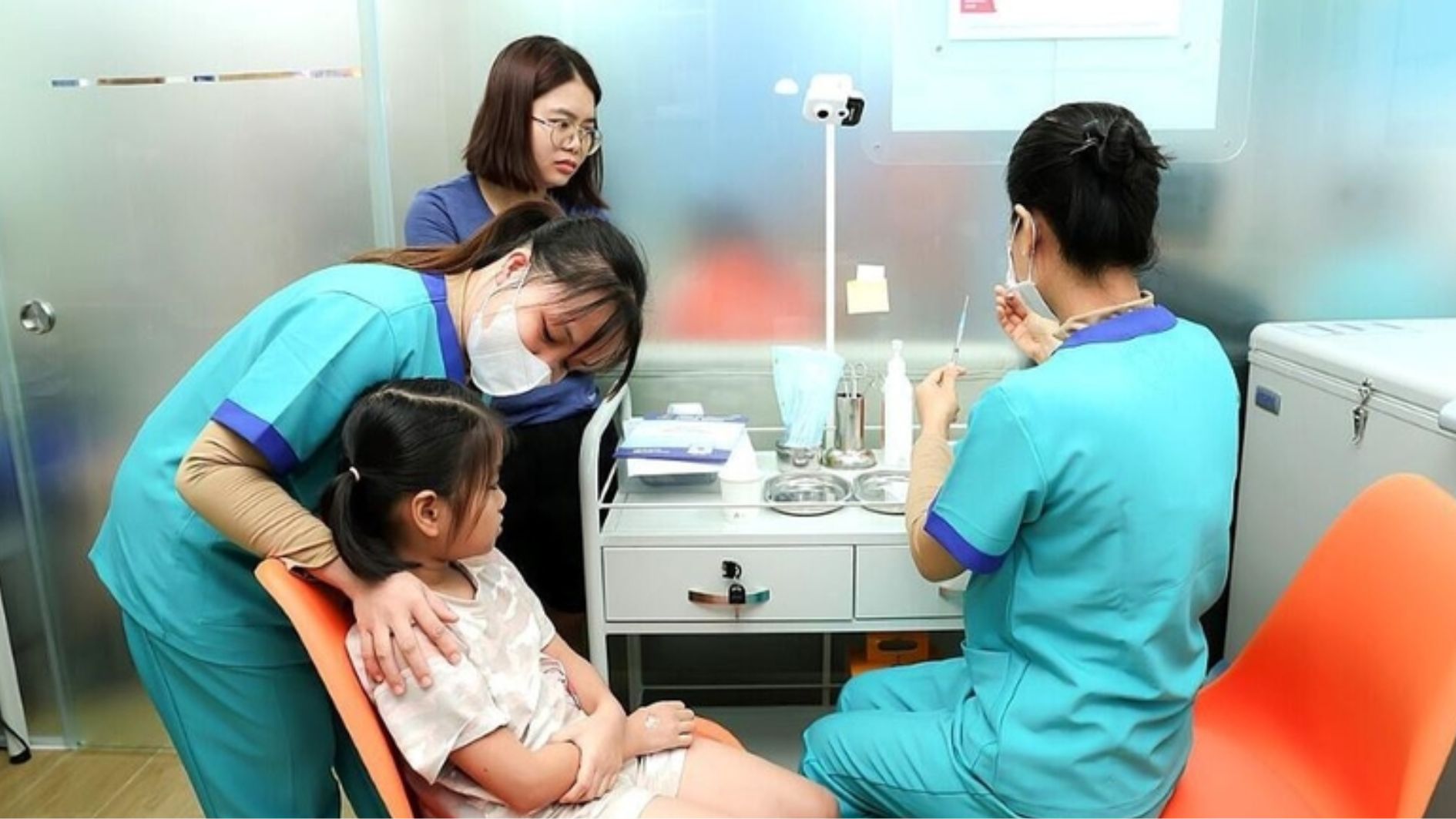 Tiêm vắc xin là biện pháp bảo vệ trẻ trước bệnh ho gà nguy hiểm