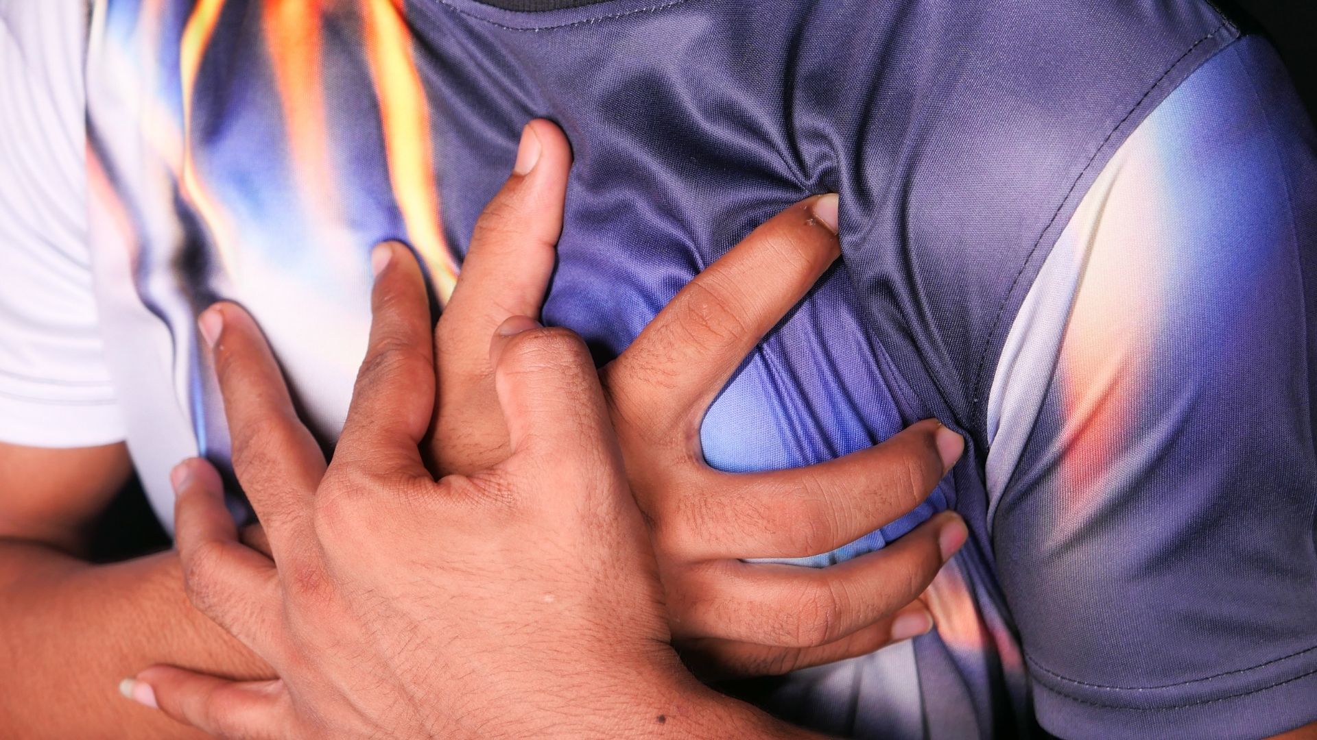 Người bị hở van tim có thể biểu hiện đau ngực kèm mệt mỏi thường xuyên