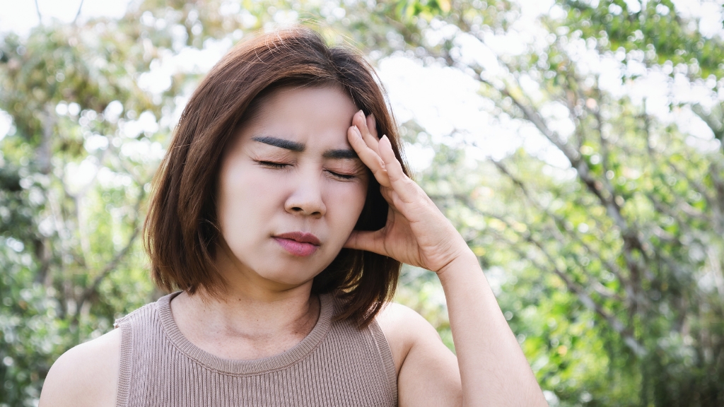 Rối loạn tiền đình gây chóng mặt, quay cuồng, buồn nôn và có thể kèm tê nhẹ đầu chi