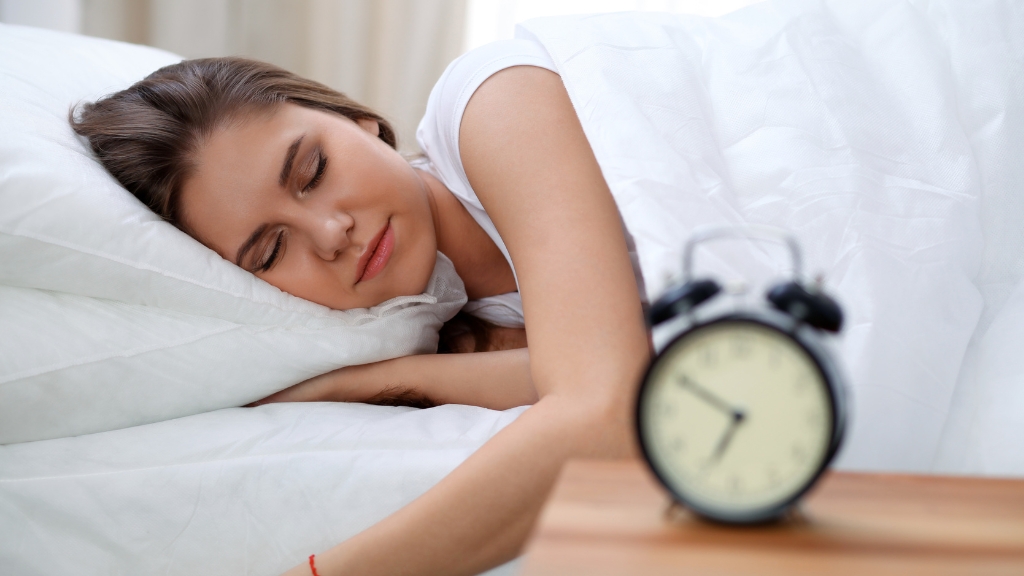 Ngủ đủ giấc và vận động nhẹ giúp giảm chóng mặt và tê bì hiệu quả