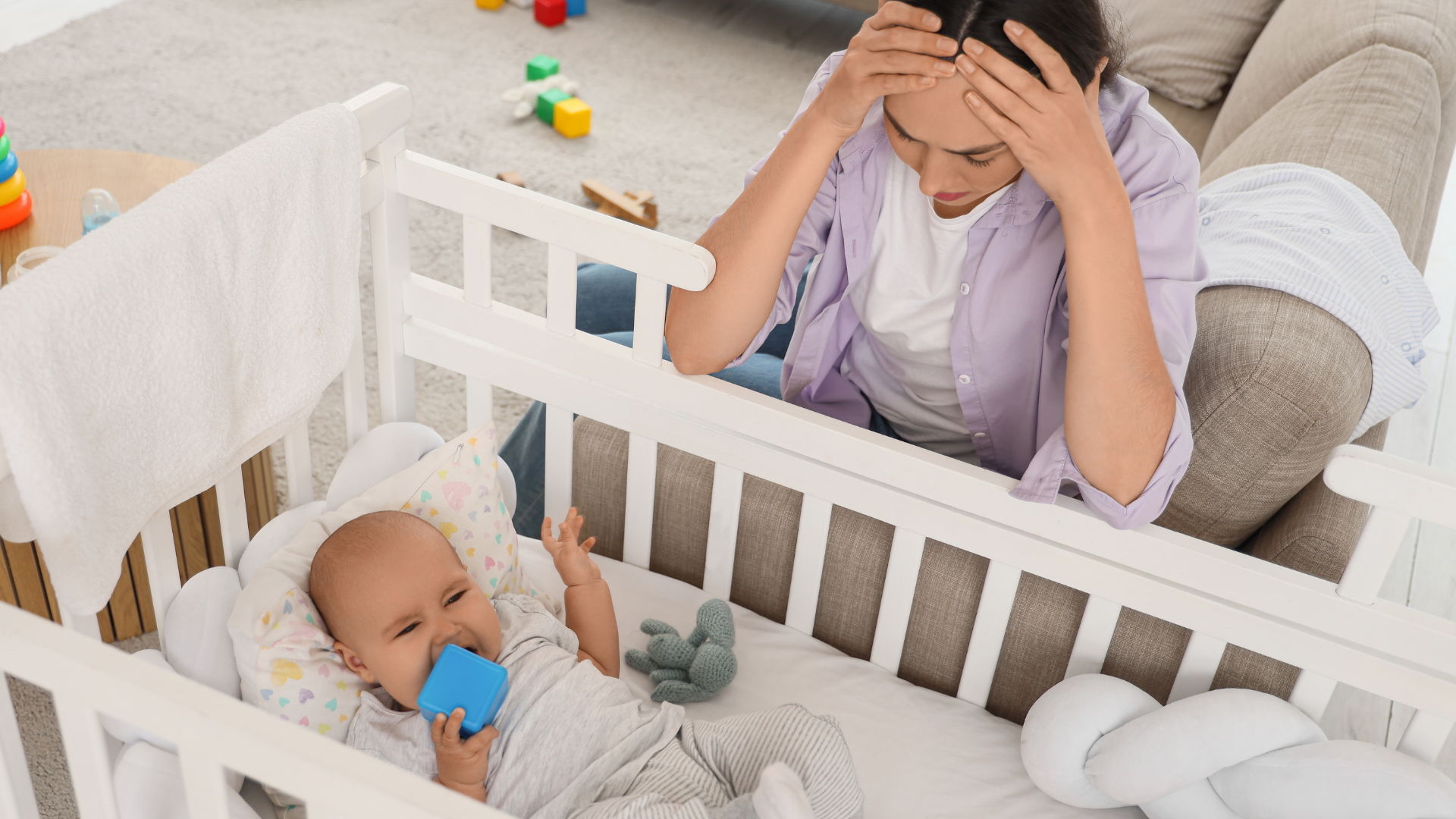Người mẹ có thể đột ngột cảm thấy buồn bã hoặc bật khóc mà không có nguyên nhân cụ thể