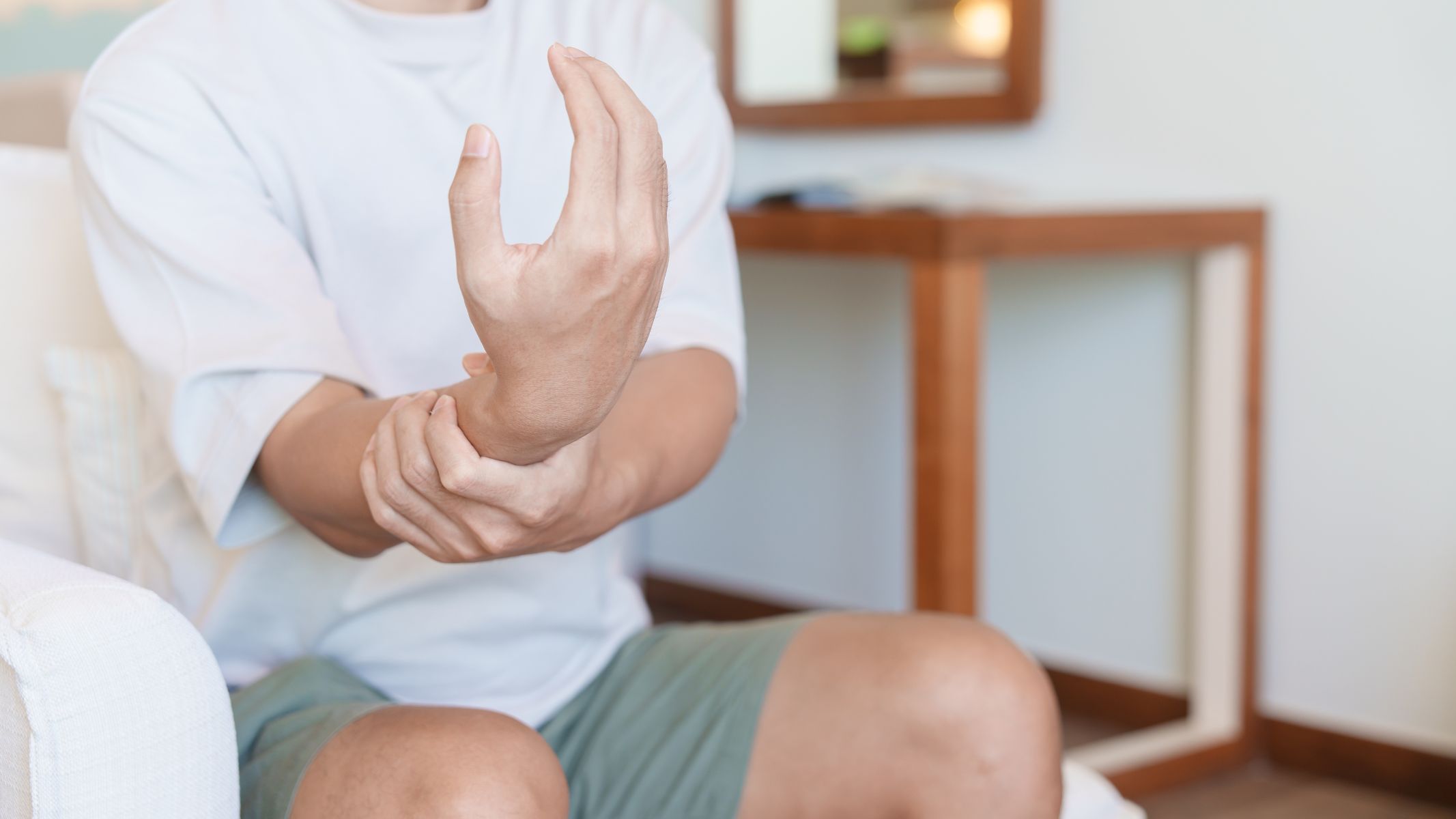 Người bệnh thường cảm thấy đau âm ỉ hoặc đau nhói kèm sưng nề tại mặt ngoài cổ tay, dọc theo đường đi của gân dạng và duỗi ngón cái