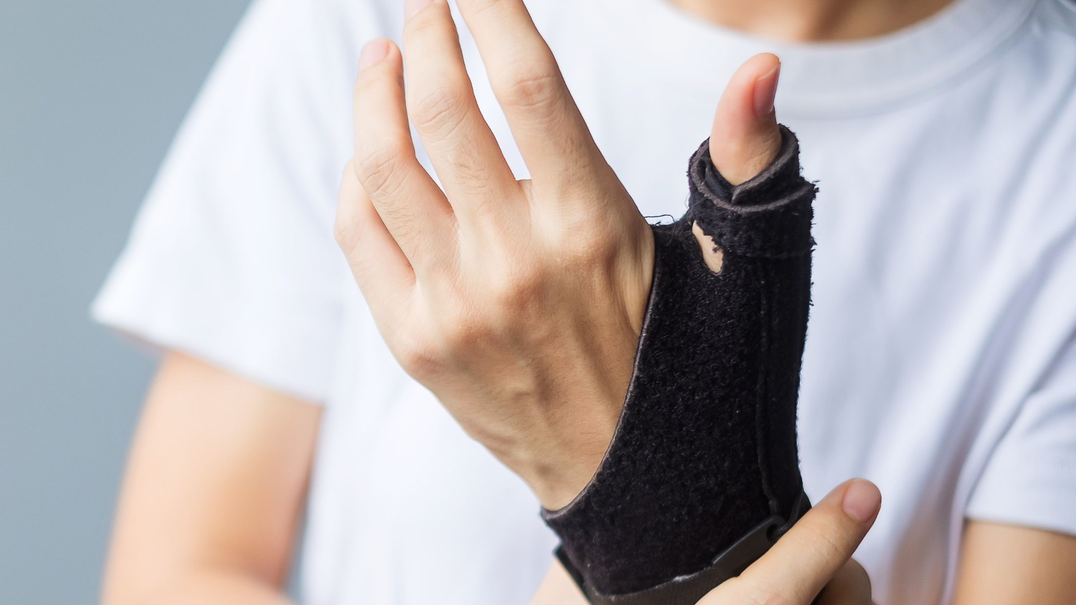 Bác sĩ có thể chỉ định thuốc kháng viêm không steroid đường uống kết hợp với bất động cổ tay - ngón cái bằng nẹp trong trường hợp đau nhiều