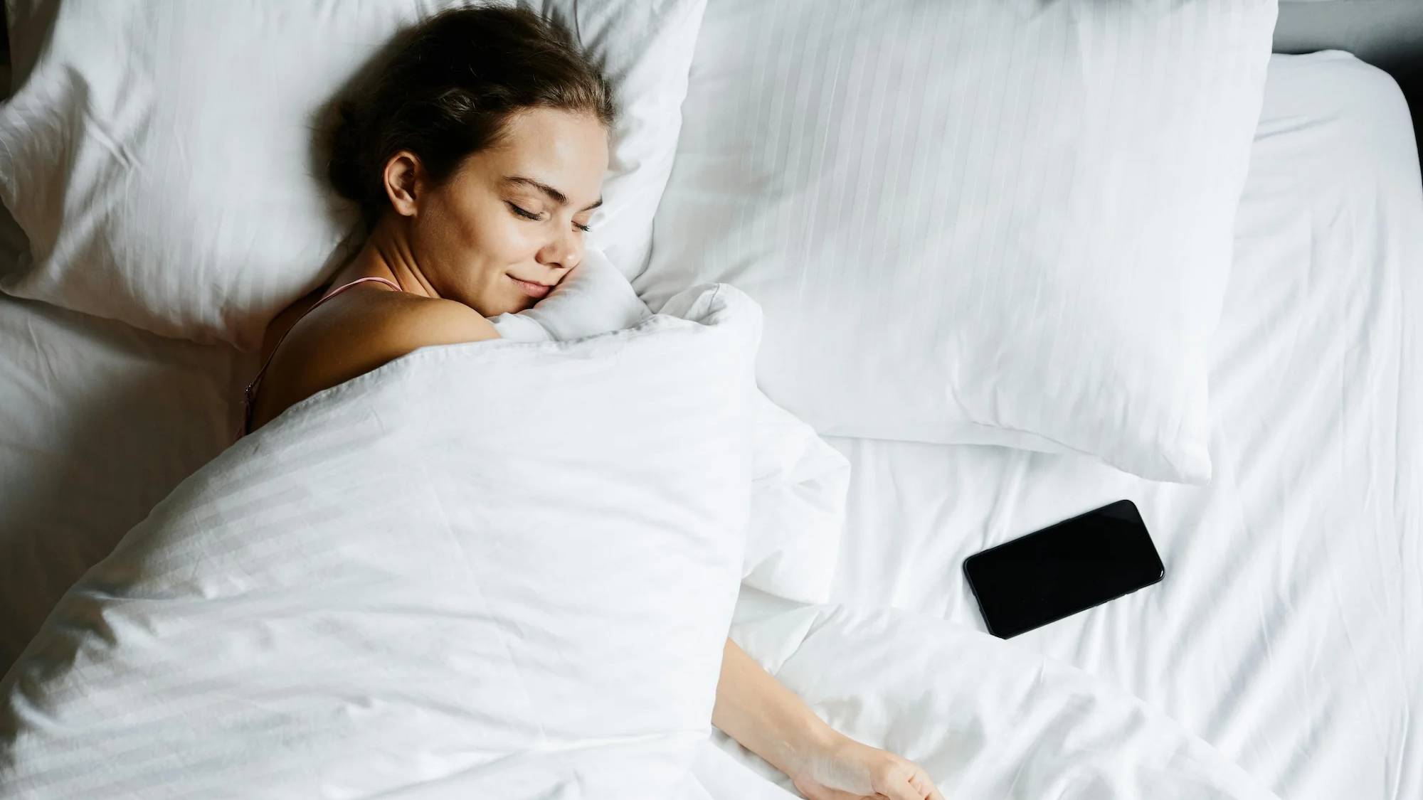 Triệu chứng của bệnh có thể thuyên giảm khi người bệnh nằm nghiêng sang trái