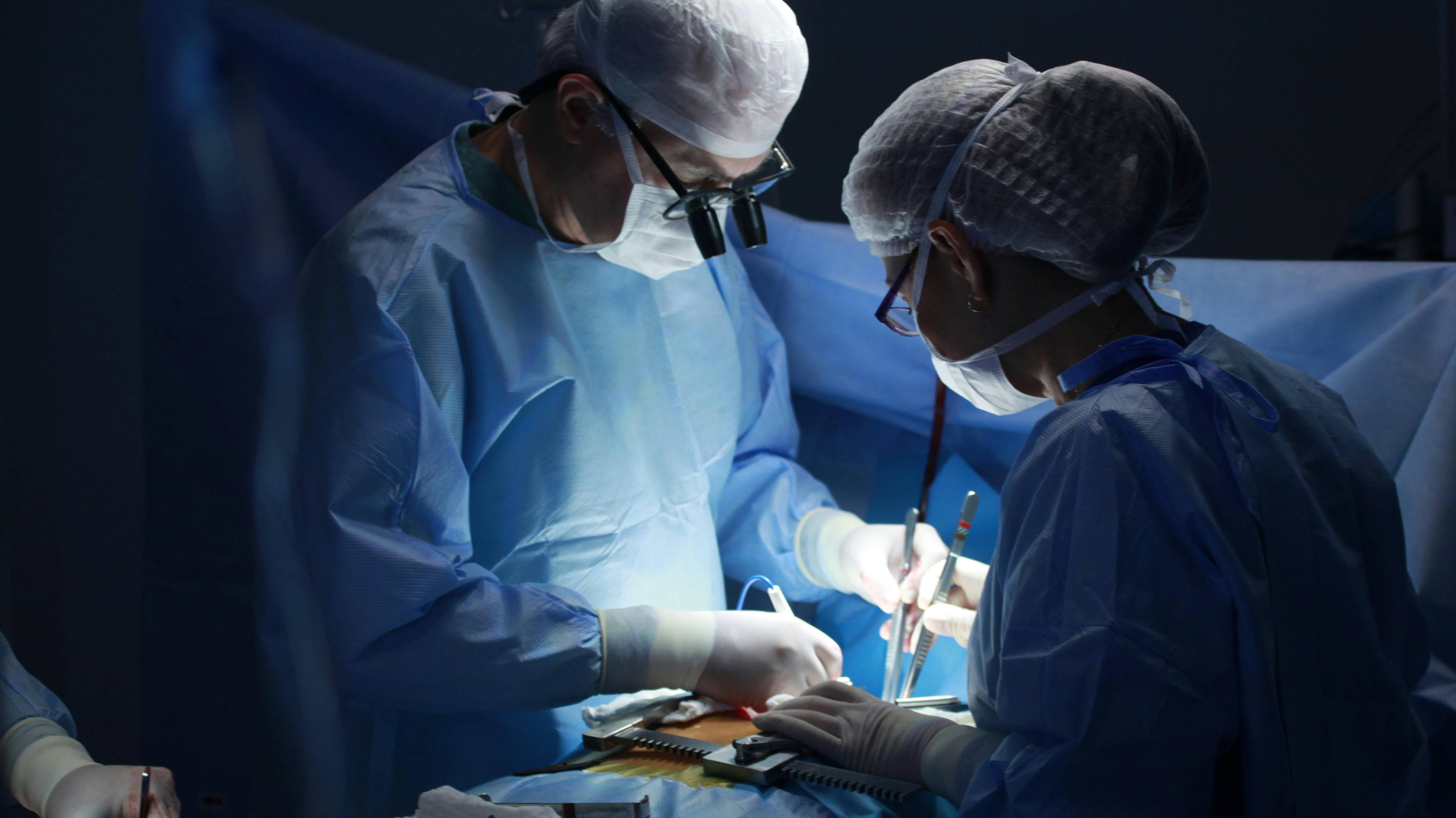 Phẫu thuật được chỉ định khi điều trị bảo tồn thất bại hoặc trong các trường hợp mạn tính nặng