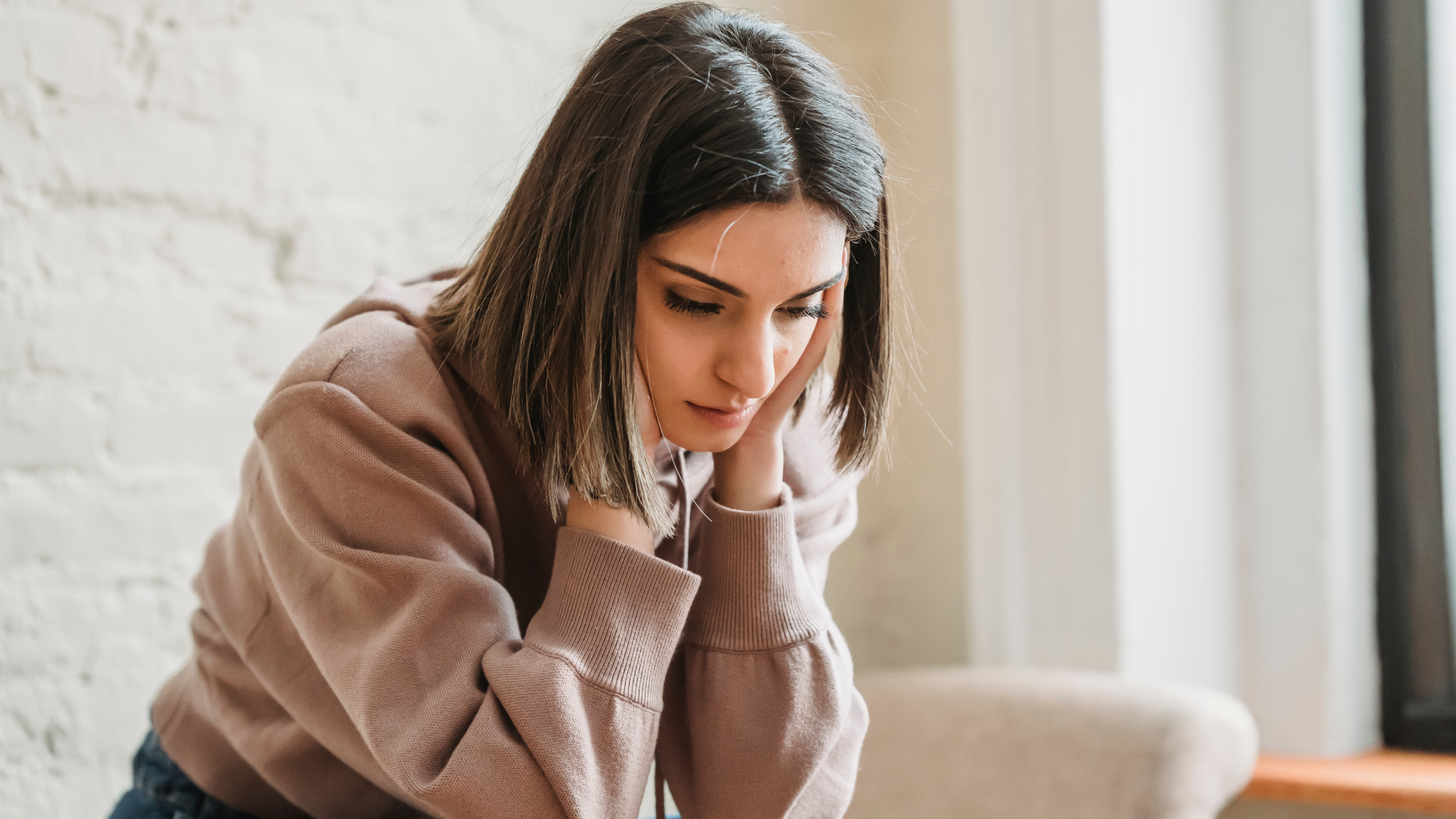Atelophobia thường đi kèm với các vấn đề lo âu, khiến người mắc dễ rơi vào trạng thái căng thẳng, tim đập nhanh và lo lắng quá mức