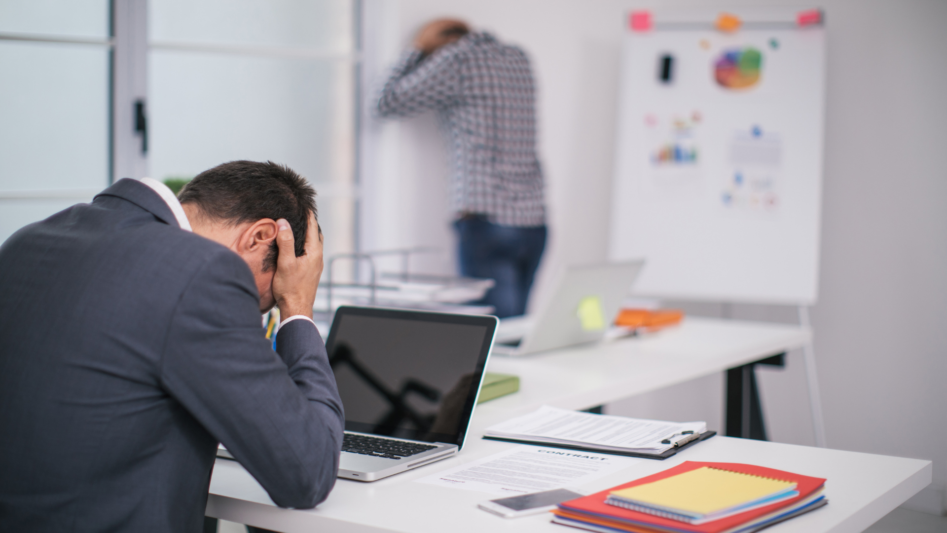 Hội chứng sợ thất bại không chỉ biểu hiện ở suy nghĩ mà còn ảnh hưởng rõ rệt đến hành vi và cơ thể