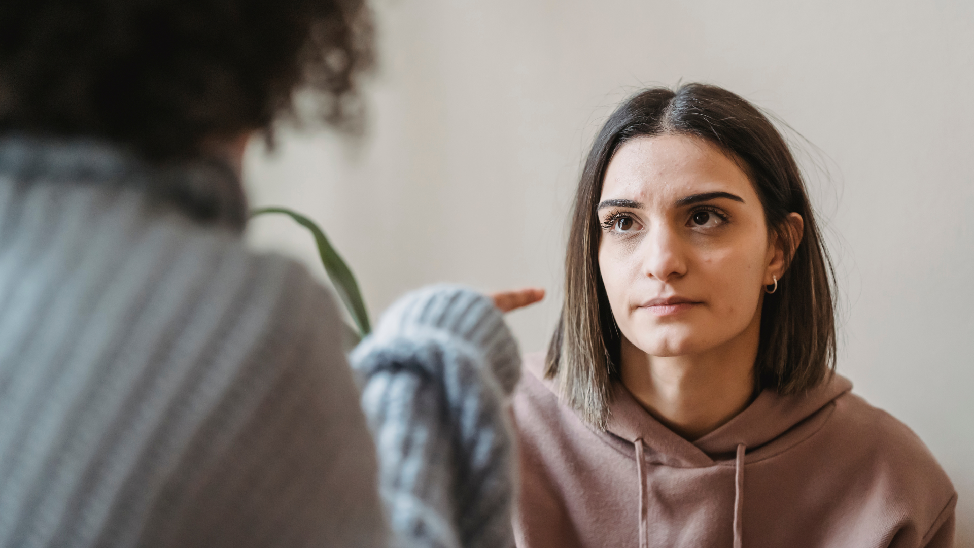 Người xung quanh thường mắc sai lầm khi cố gắng ép buộc nạn nhân rời bỏ ngay lập tức hoặc chỉ trích họ thiếu sáng suốt hay yếu đuối