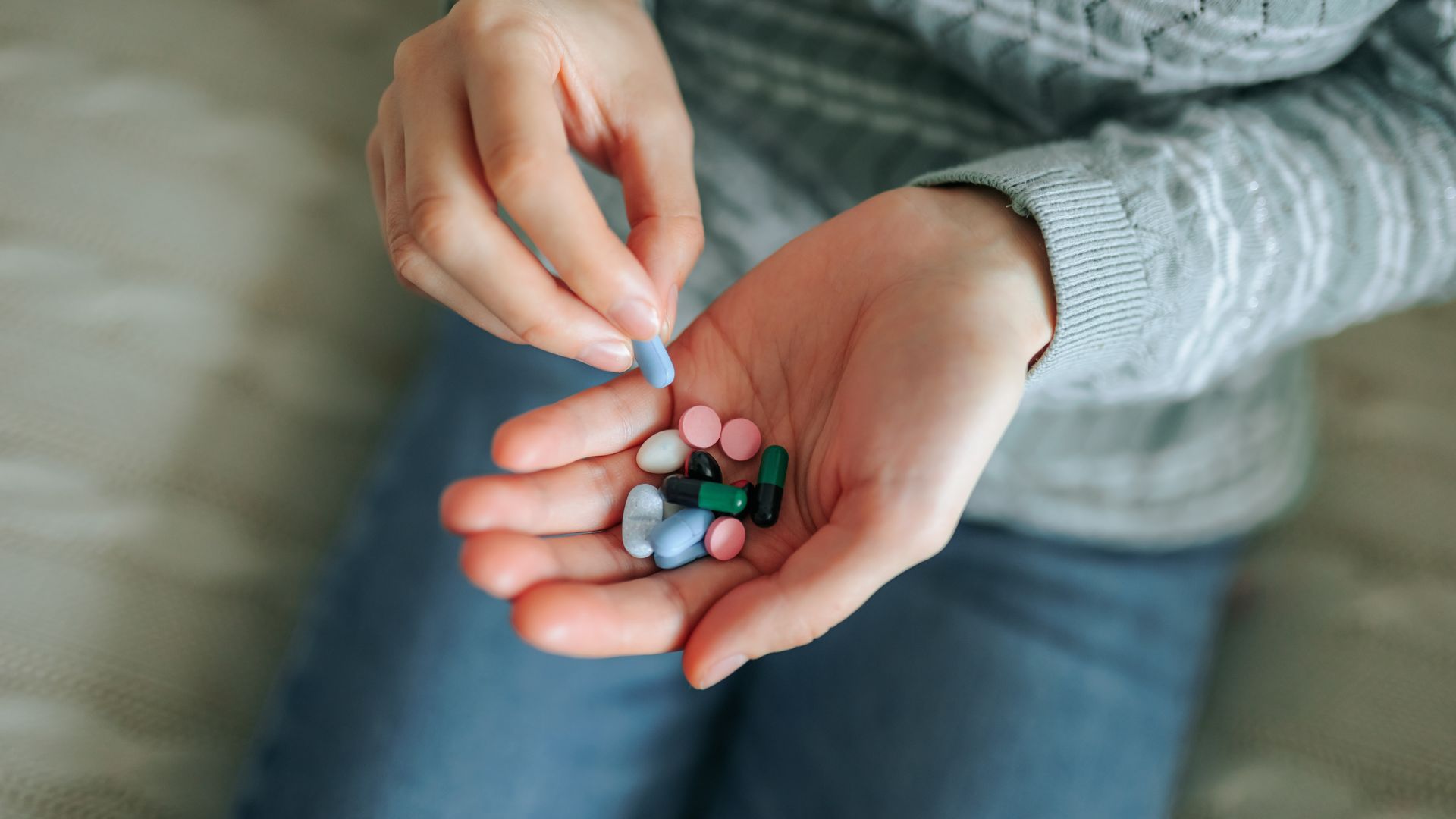 Trường hợp bệnh do virus gây ra, người bệnh có thể sử dụng thuốc giảm đau hoặc thuốc hạ sốt