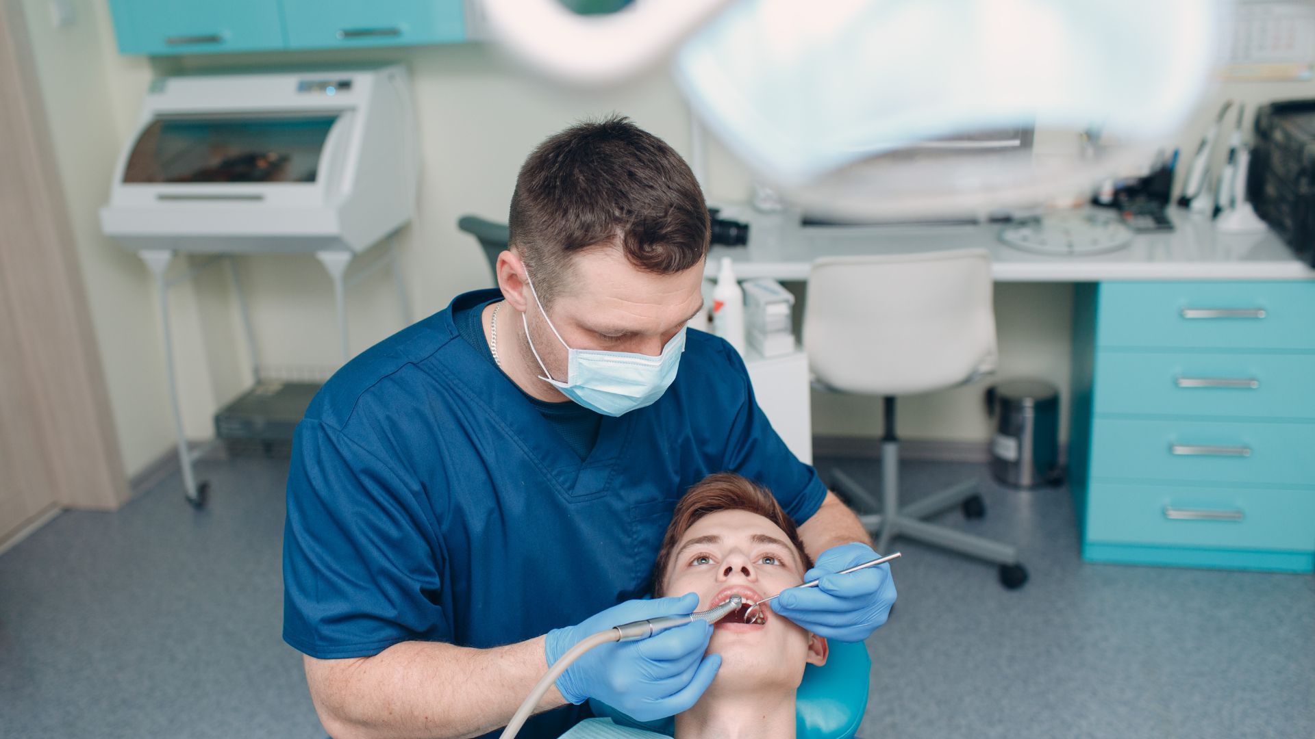 Bác sĩ sẽ khám lâm sàng để chẩn đoán nguyên nhân gây hôi miệng
