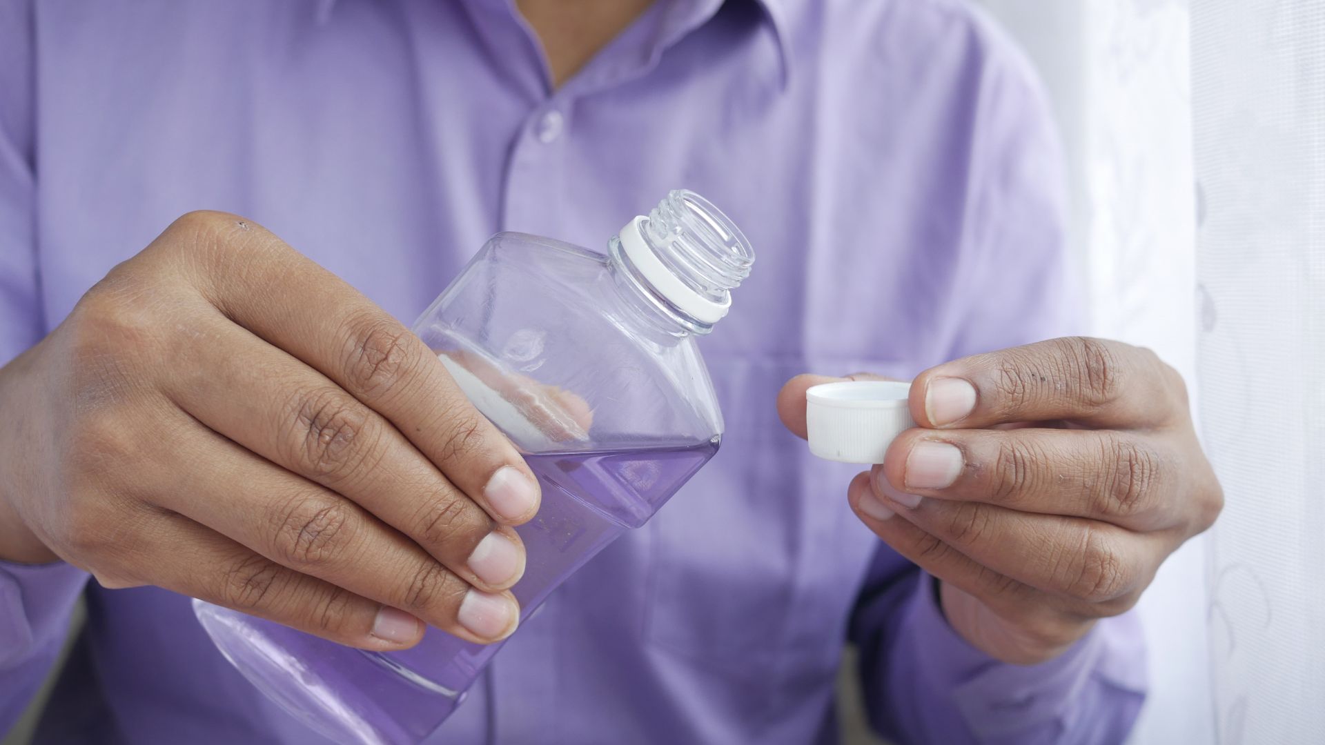 Sử dụng nước súc miệng chứa chlorhexidine hoặc cetylpyridinium chloride có thể giúp điều trị hôi miệng hiệu quả