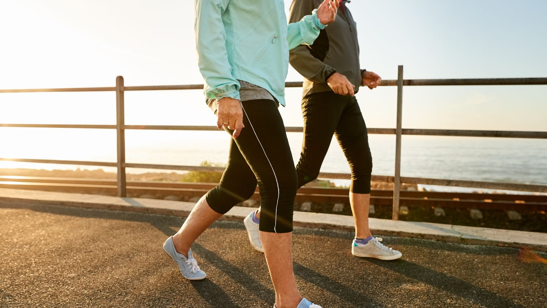 Đi bộ nhẹ và ăn uống điều độ giúp giảm áp lực lên dạ dày và cải thiện hơi thở