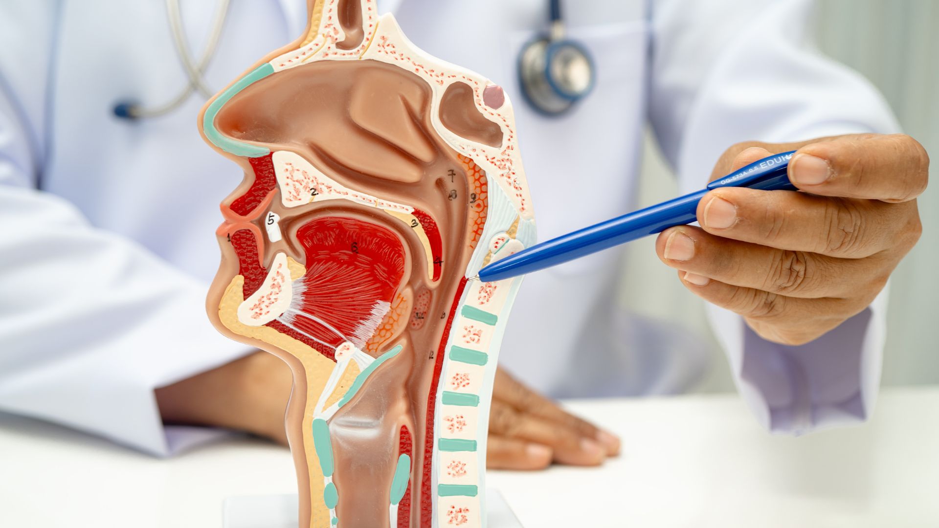 Dịch mũi chảy xuống họng làm tăng nguy cơ hôi miệng từ cổ họng